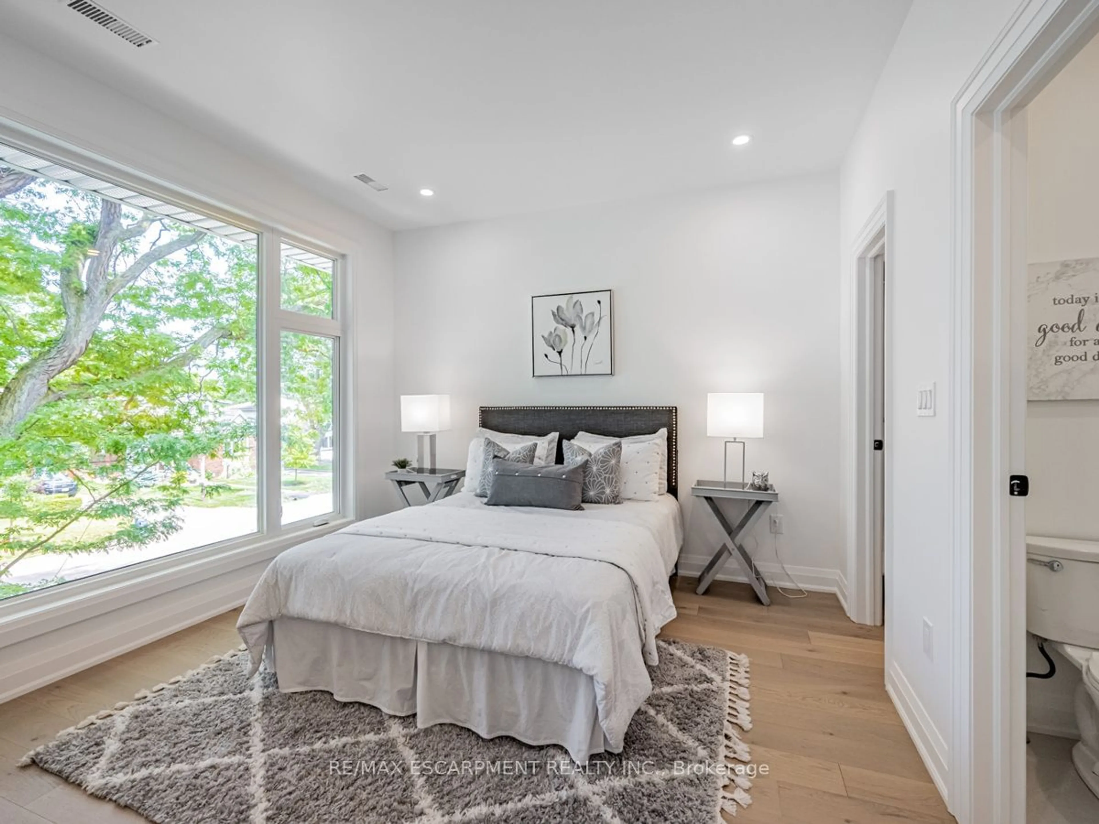 A pic of a room, wood floors for 974 North Shore Blvd, Burlington Ontario L7T 1B1