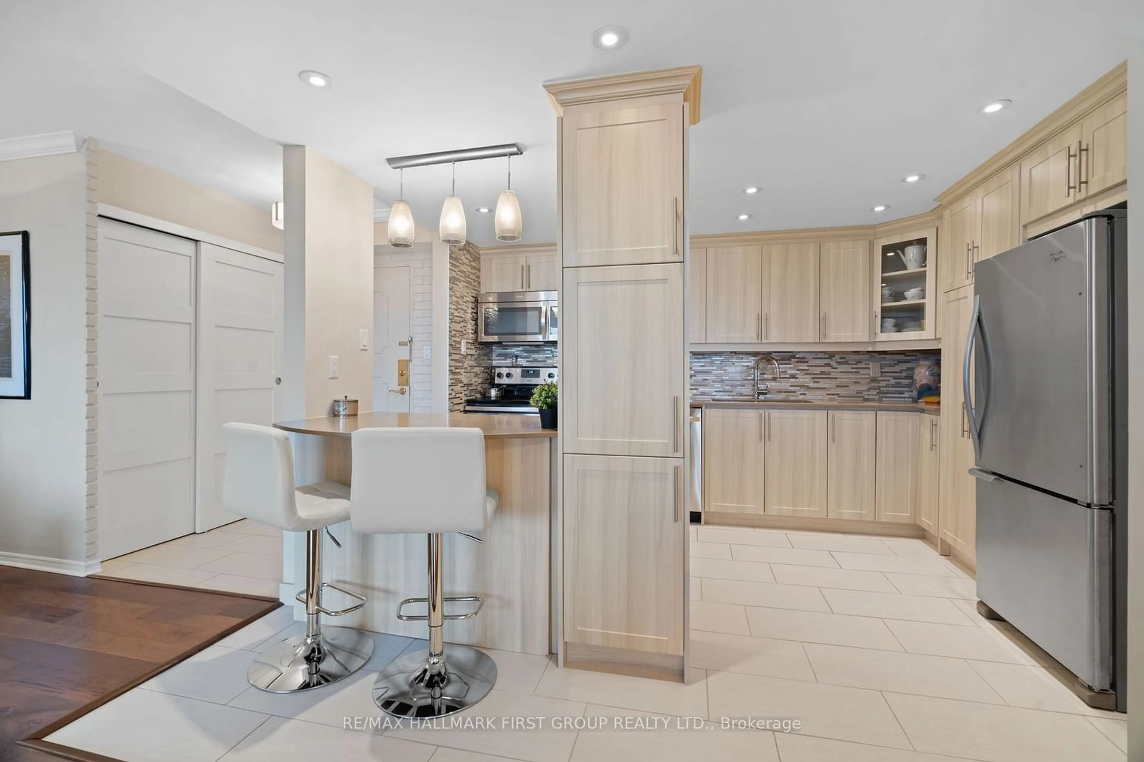 Open concept kitchen for 362 The East Mall #1806, Toronto Ontario M9B 6C4