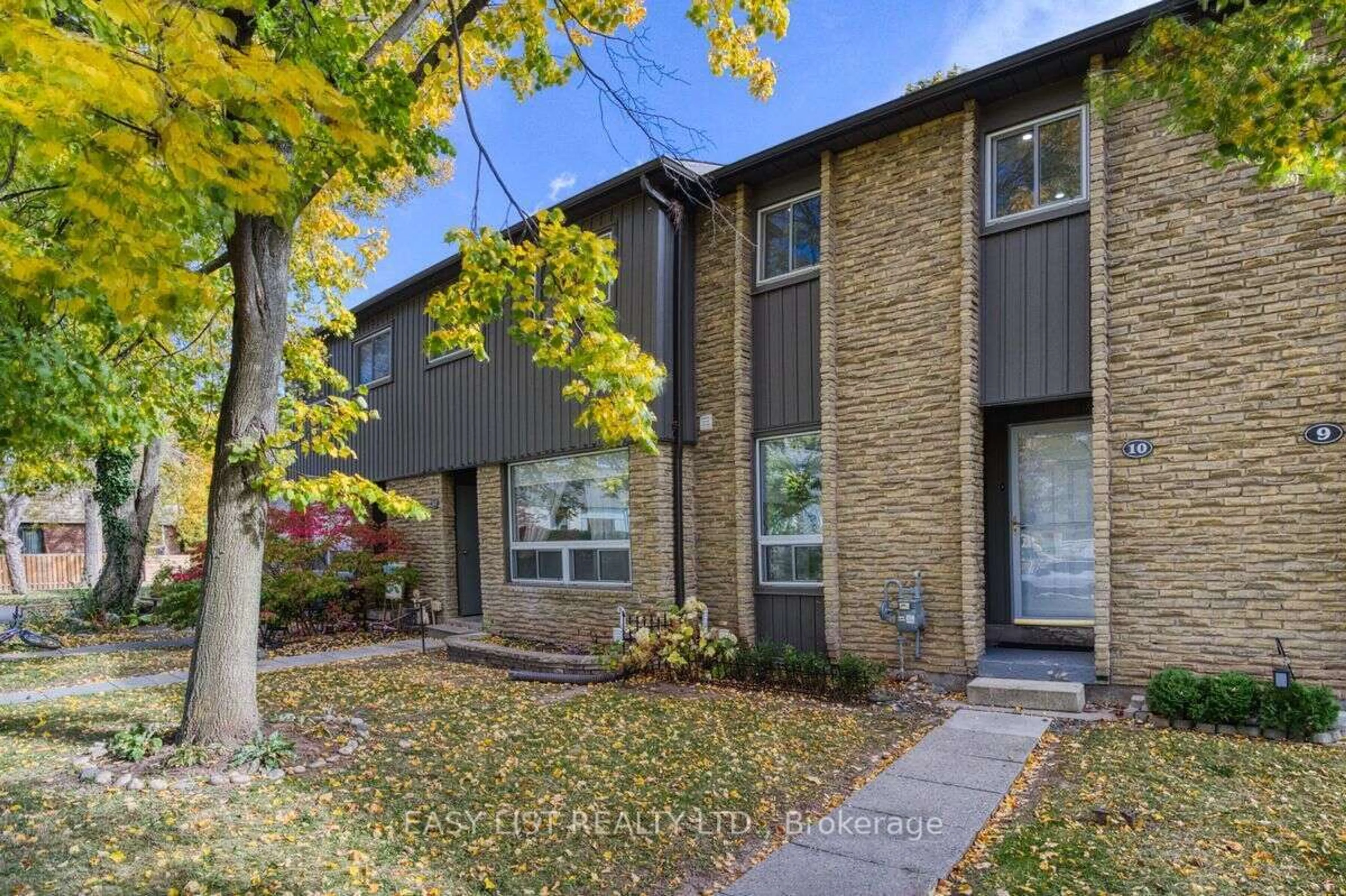 A pic from exterior of the house or condo, the street view for 1517 Elm Rd #10, Oakville Ontario L6H 1W3