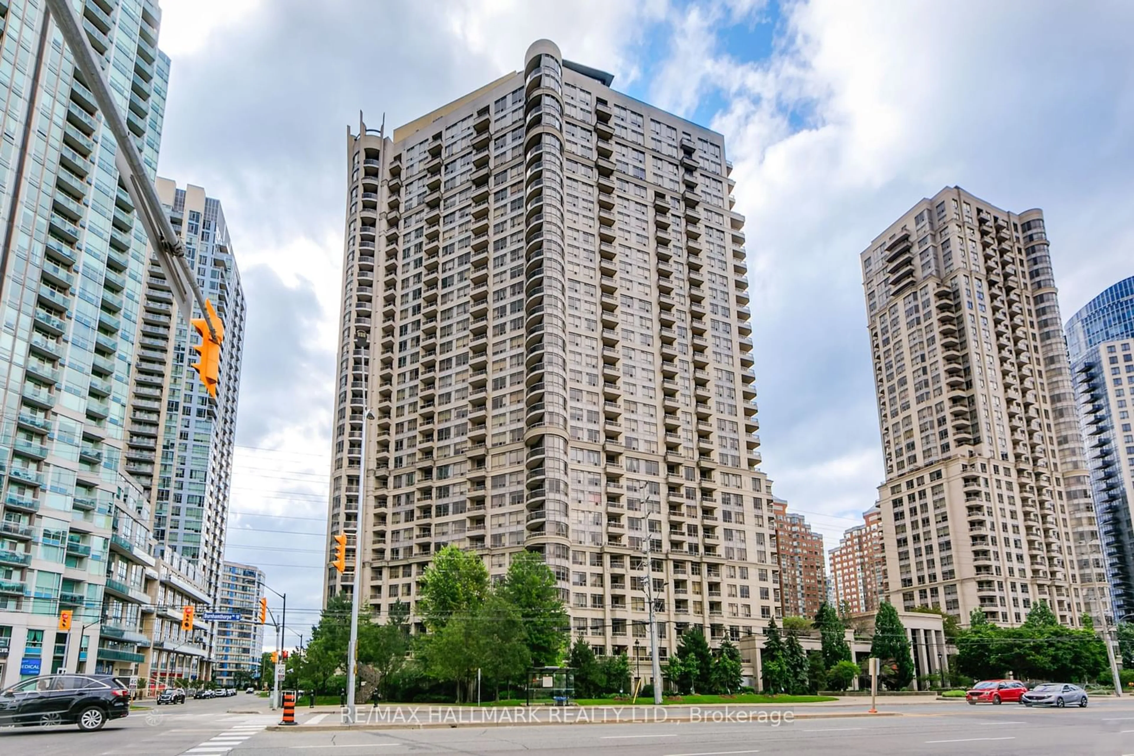 A pic from exterior of the house or condo, the view of city buildings for 3888 Duke Of York Blvd #827, Mississauga Ontario L5B 4P5