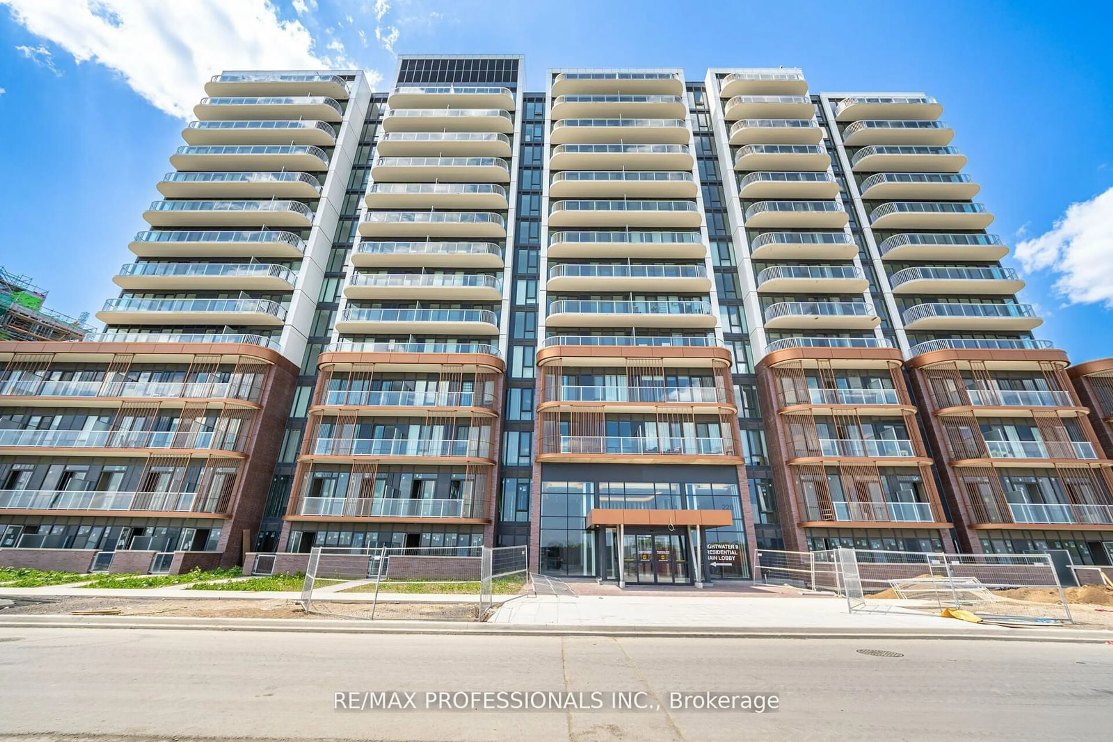 A pic from exterior of the house or condo, the front or back of building for 220 Missinnhe Way #615, Mississauga Ontario L5H 0A9