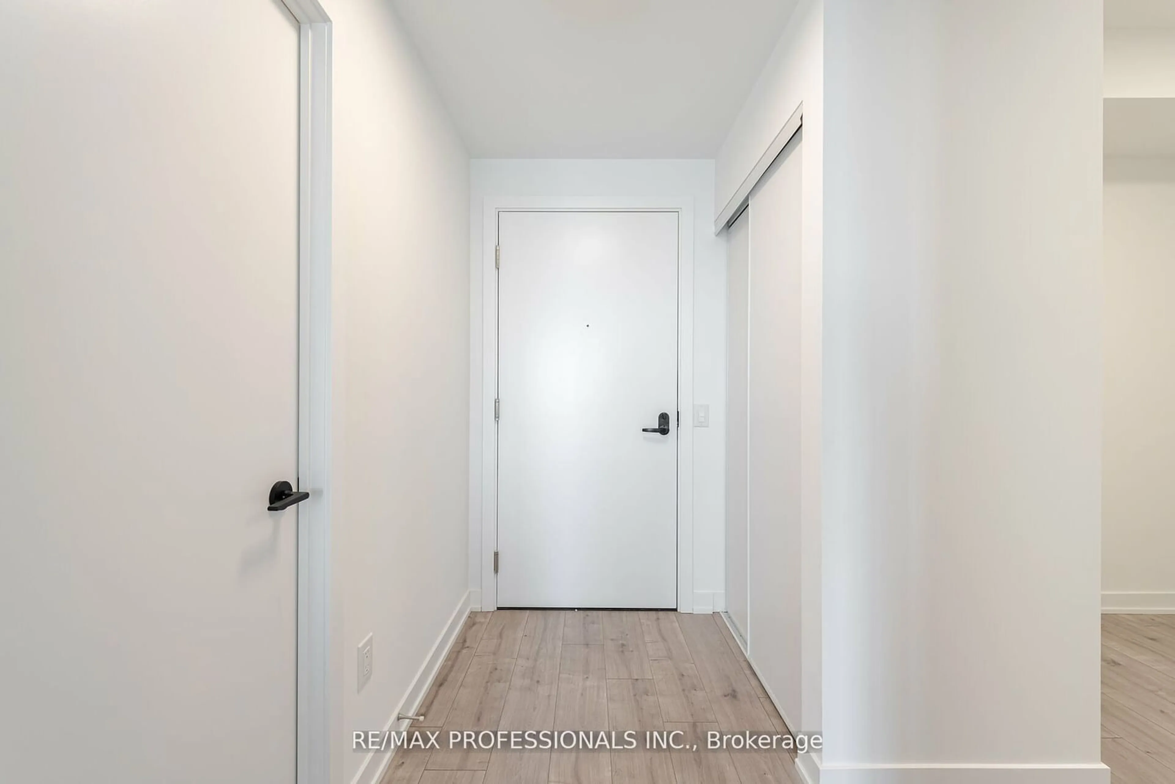 Indoor entryway, not visible floor for 220 Missinnhe Way #615, Mississauga Ontario L5H 0A9