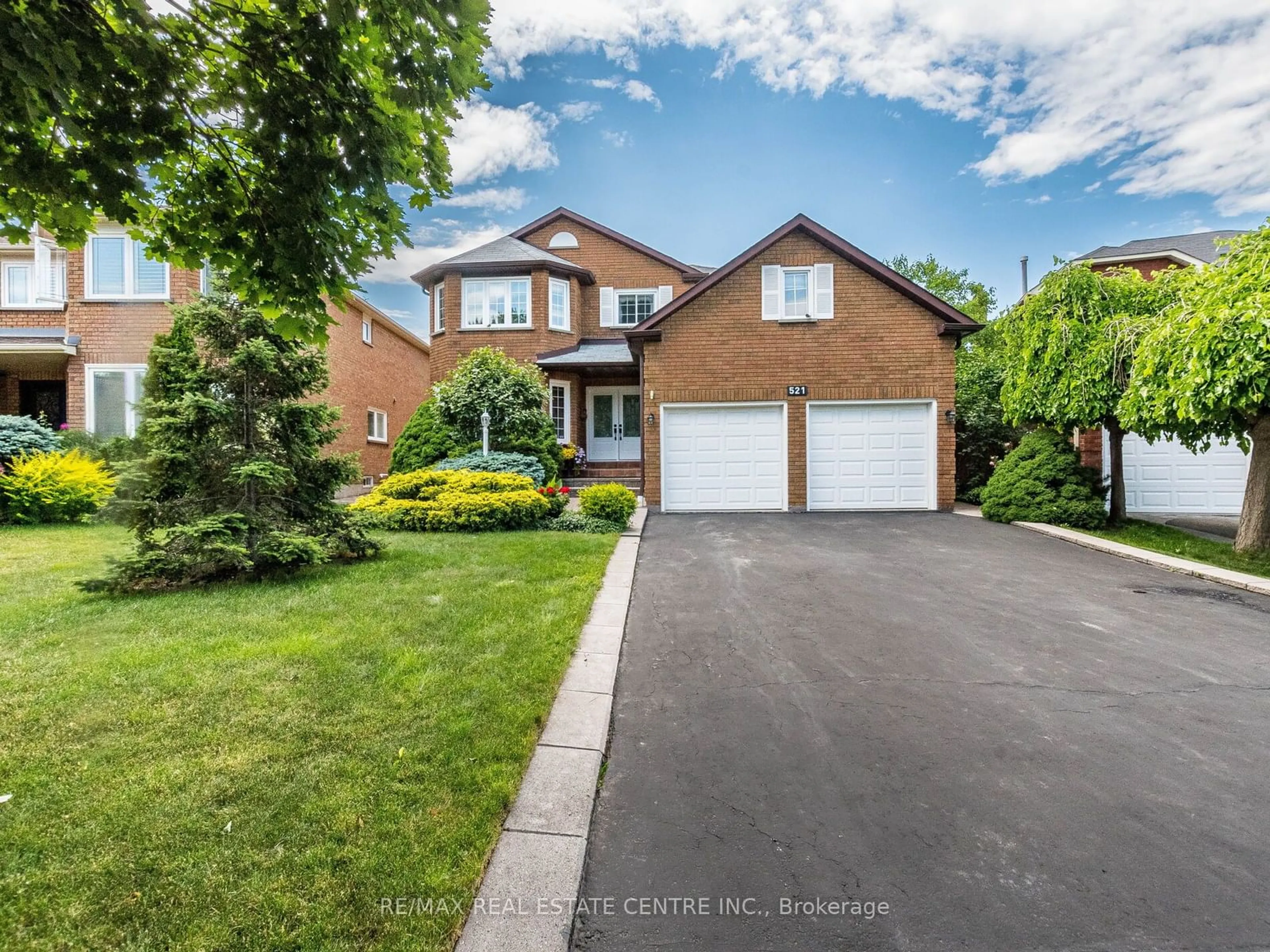 Frontside or backside of a home, the street view for 521 Nanak Rd, Mississauga Ontario L5B 3X2