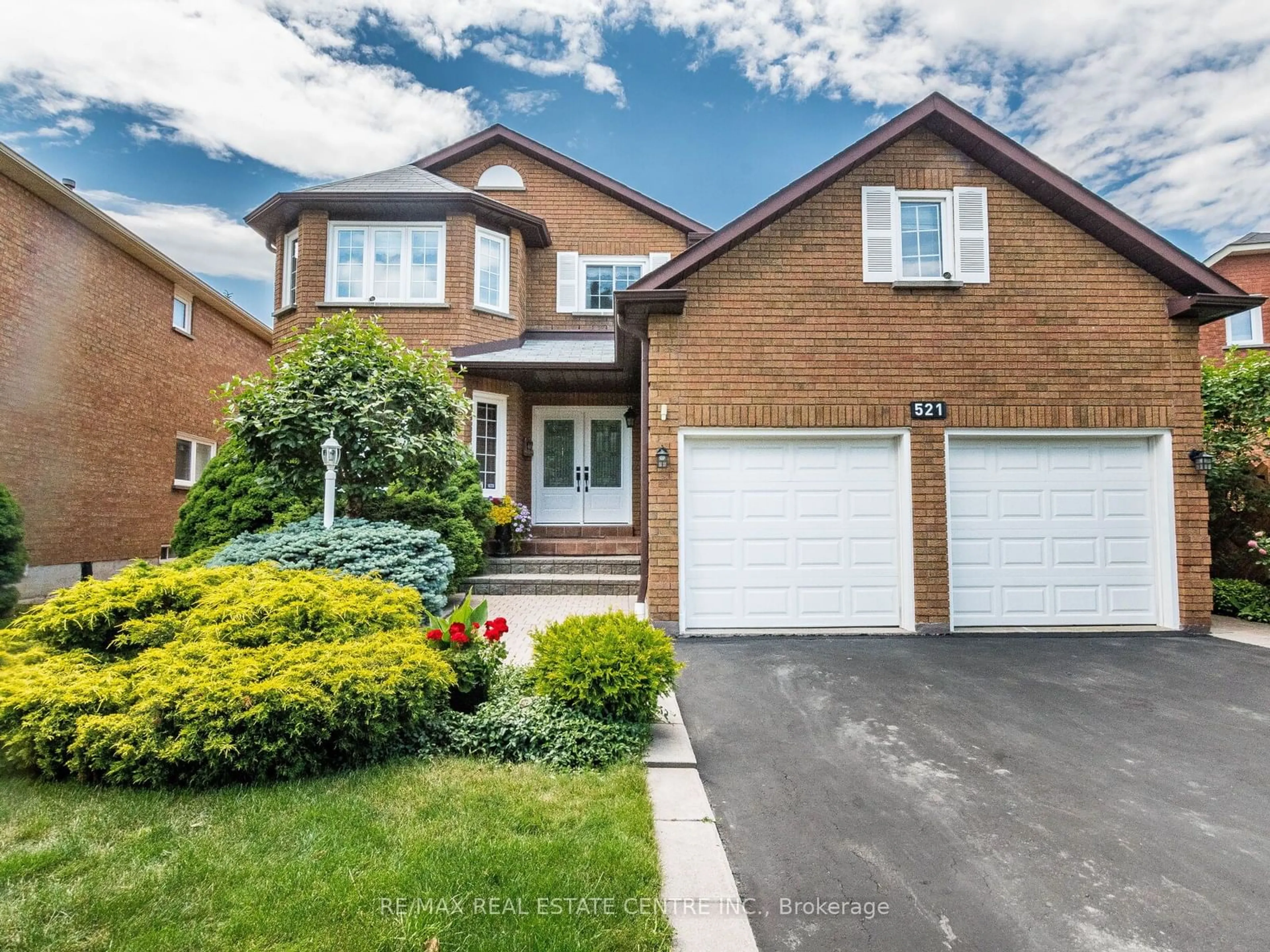 Frontside or backside of a home, the street view for 521 Nanak Rd, Mississauga Ontario L5B 3X2