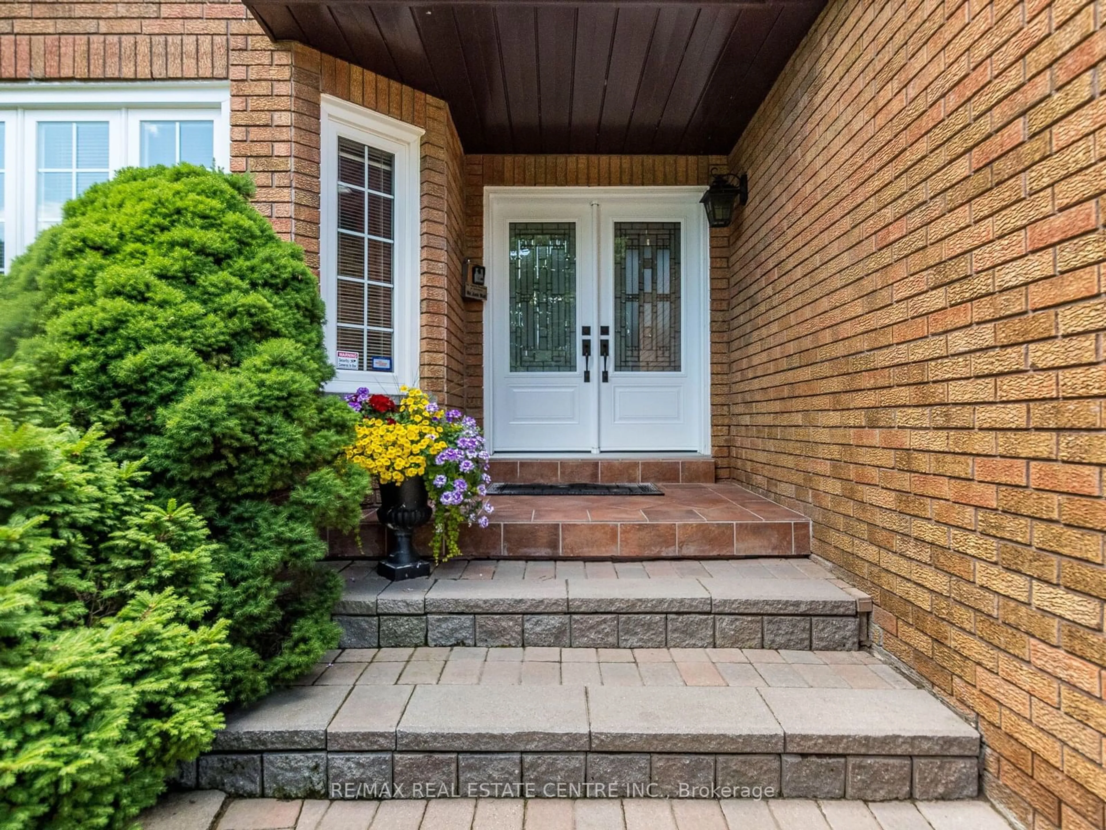 Indoor entryway, wood floors for 521 Nanak Rd, Mississauga Ontario L5B 3X2