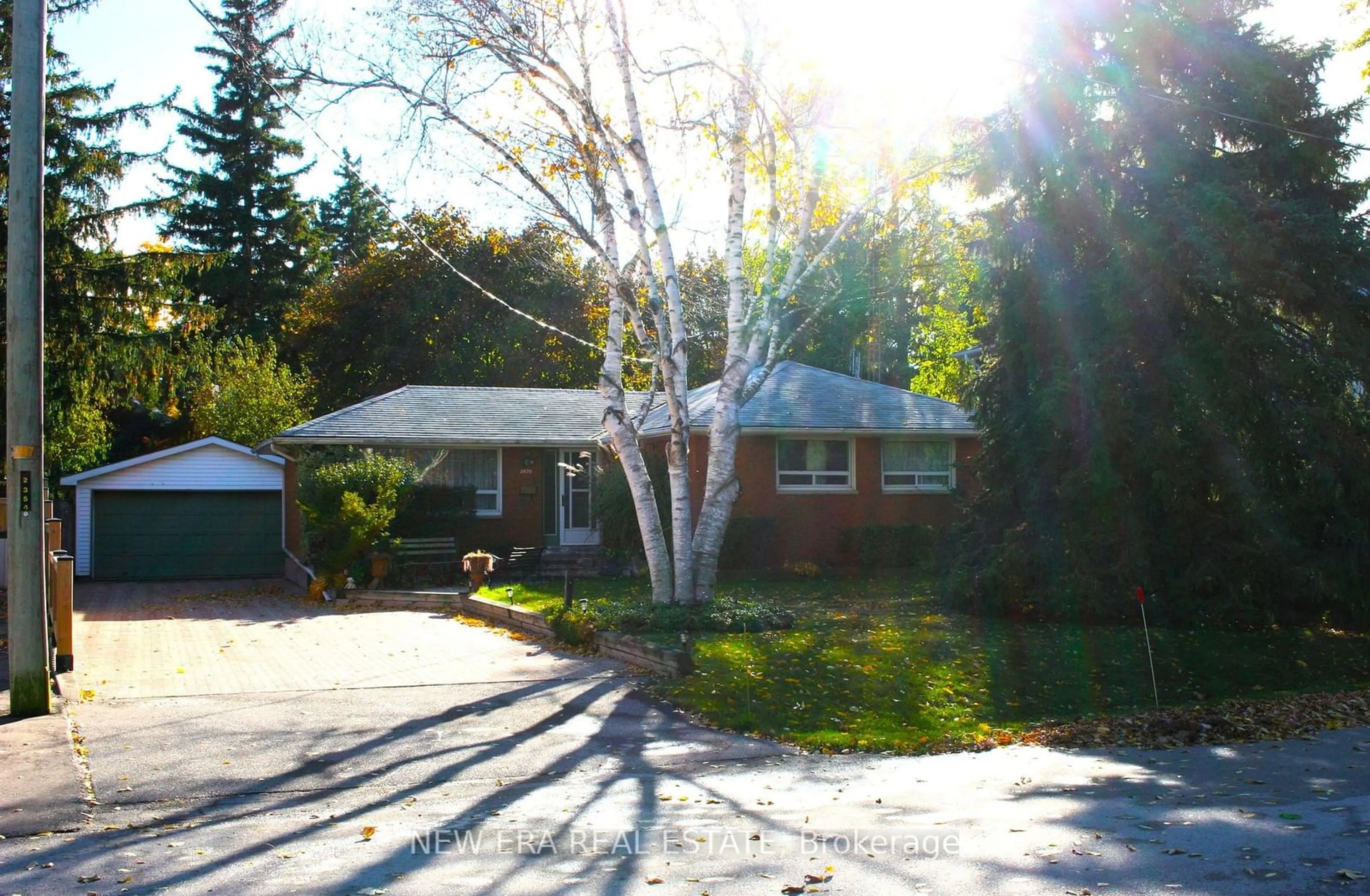 Frontside or backside of a home, cottage for 2470 Meadowood Cres, Oakville Ontario L6L 1V6