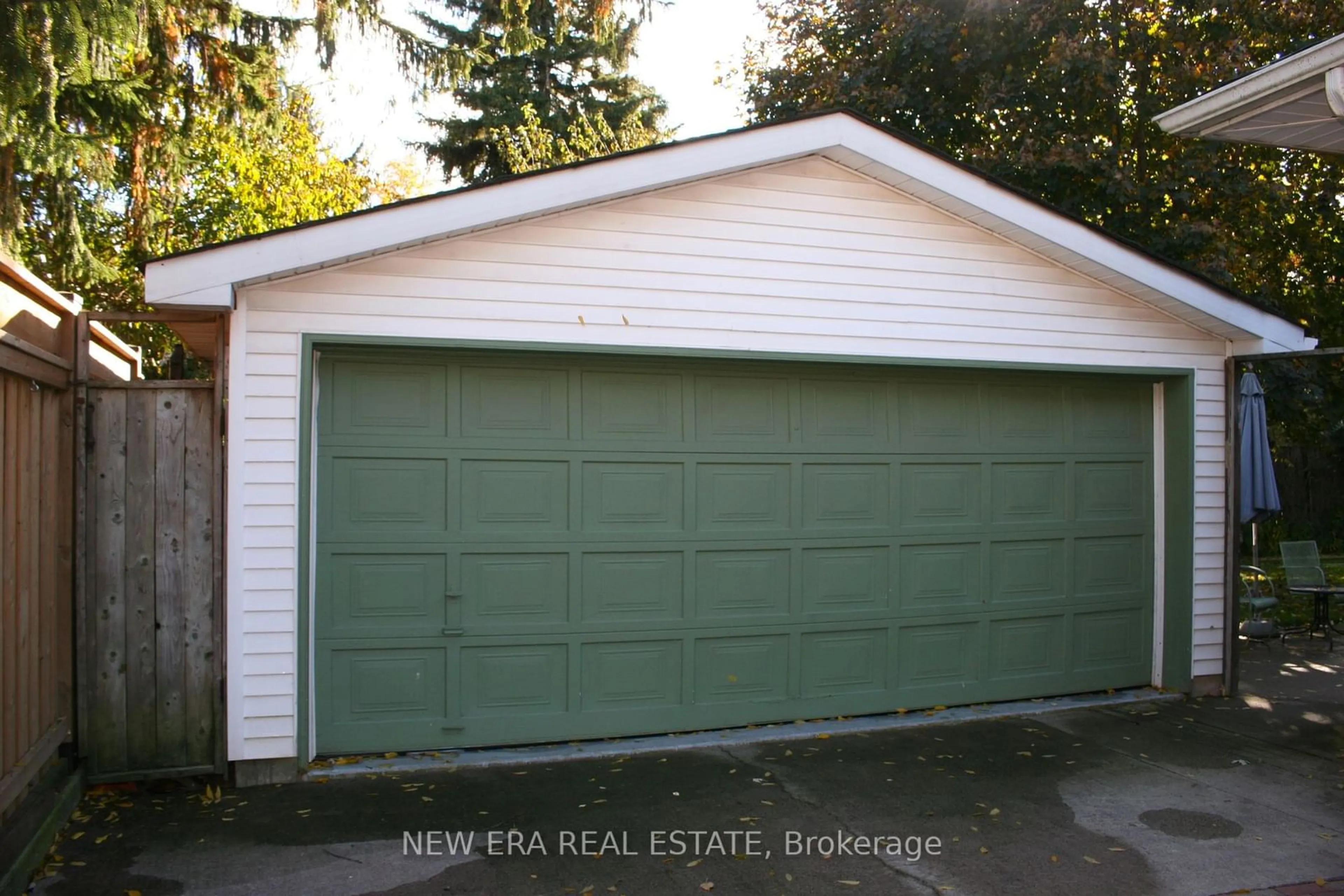 Indoor garage for 2470 Meadowood Cres, Oakville Ontario L6L 1V6