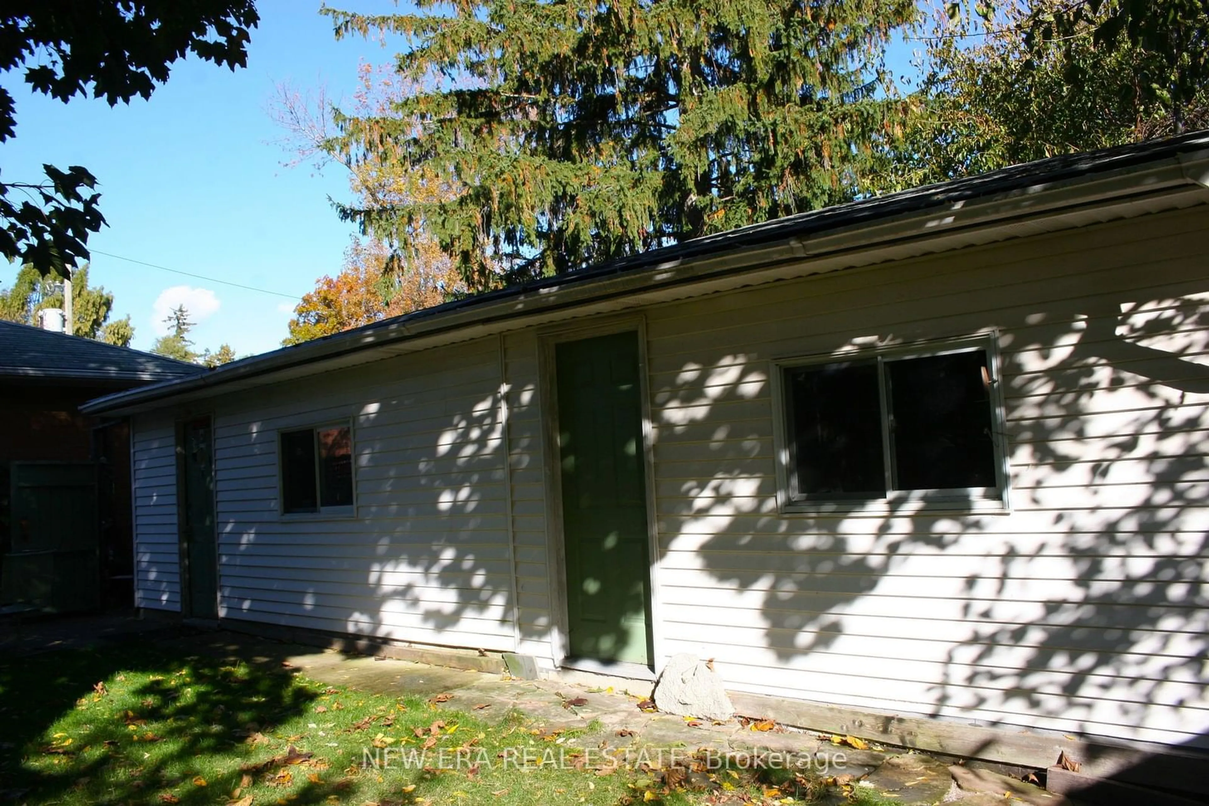 A pic from exterior of the house or condo, the front or back of building for 2470 Meadowood Cres, Oakville Ontario L6L 1V6