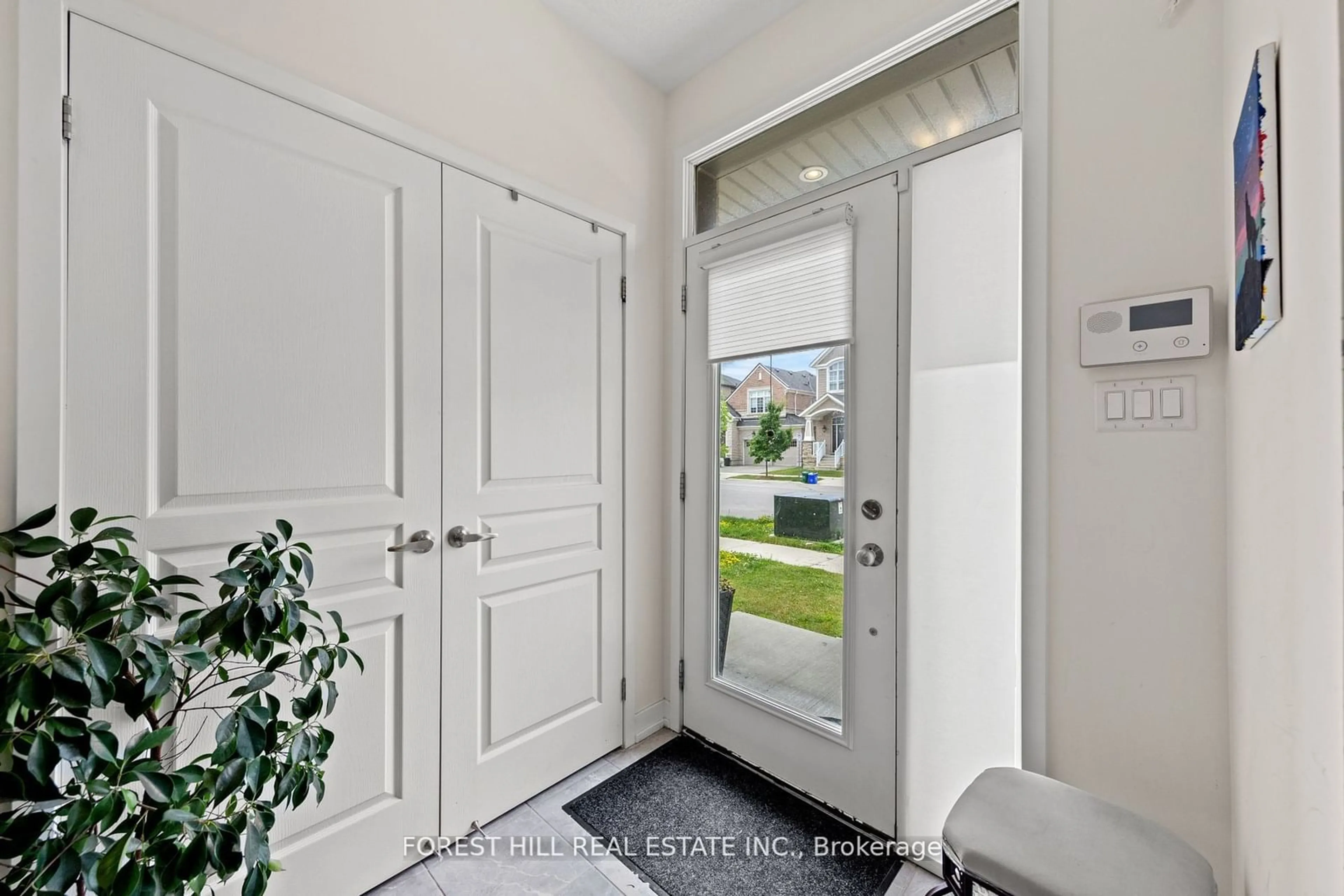 Indoor entryway, wood floors for 3145 Ernest Applebe Blvd, Oakville Ontario L6H 0N8