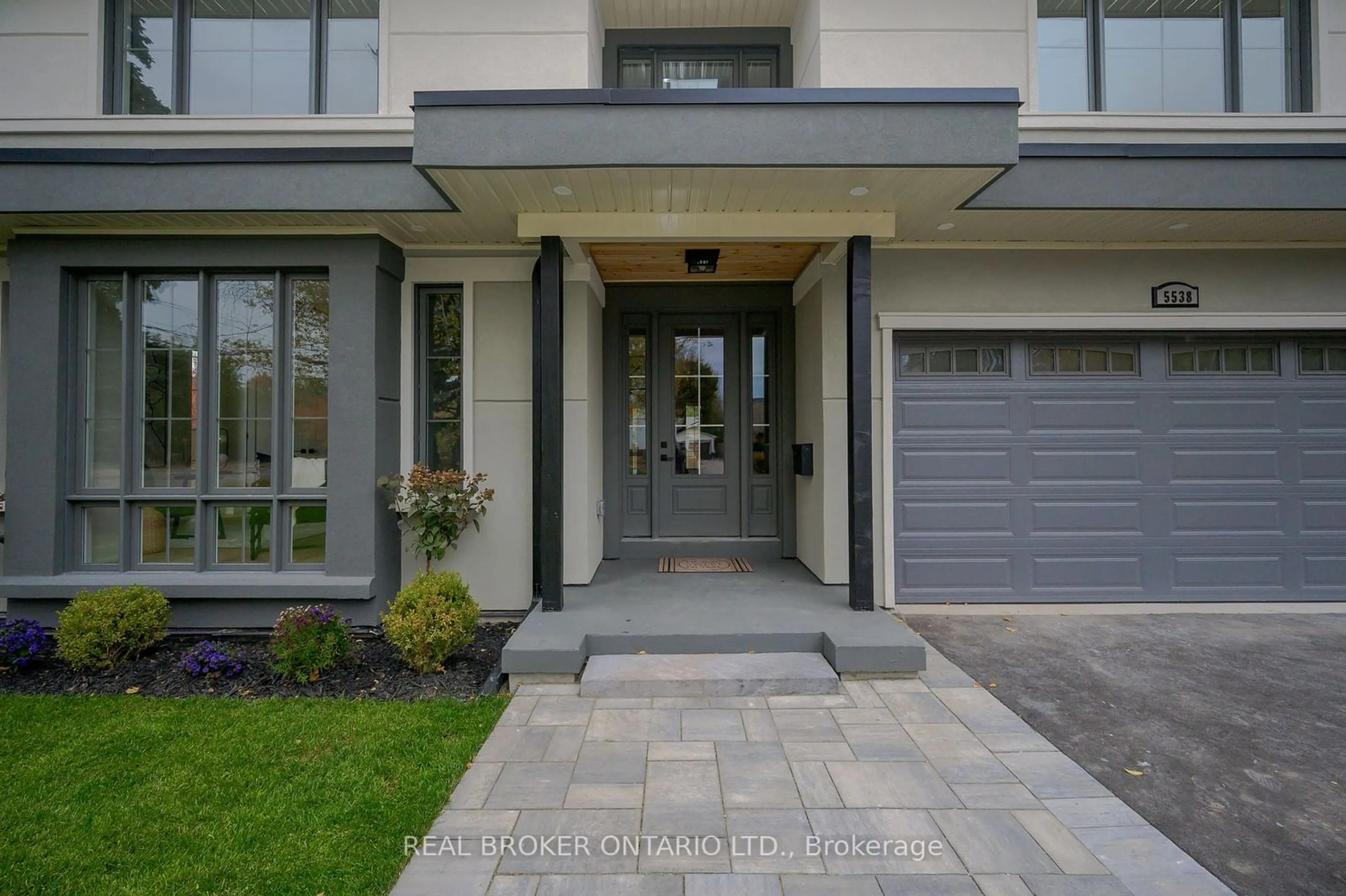 Indoor entryway, ceramic floors for 5538 Eaton Ave, Burlington Ontario L7L 4W6