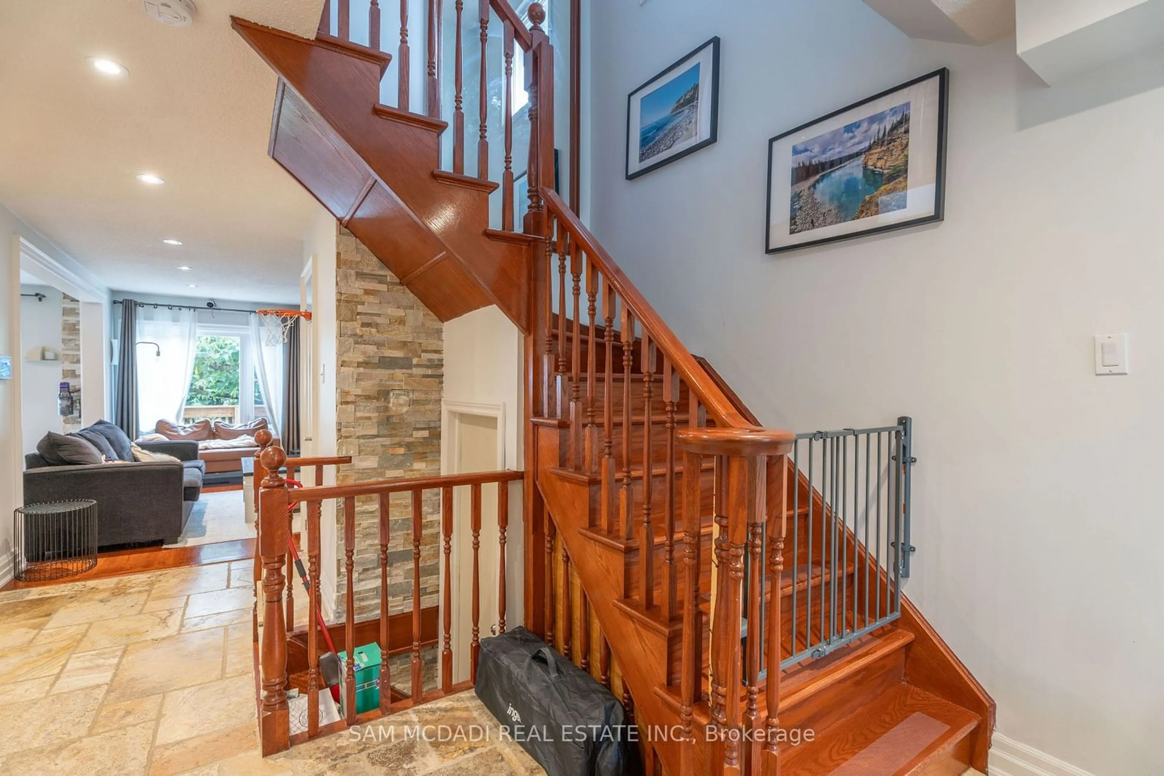 Indoor foyer, wood floors for 4484 Jenkins Cres, Mississauga Ontario L5R 1T8