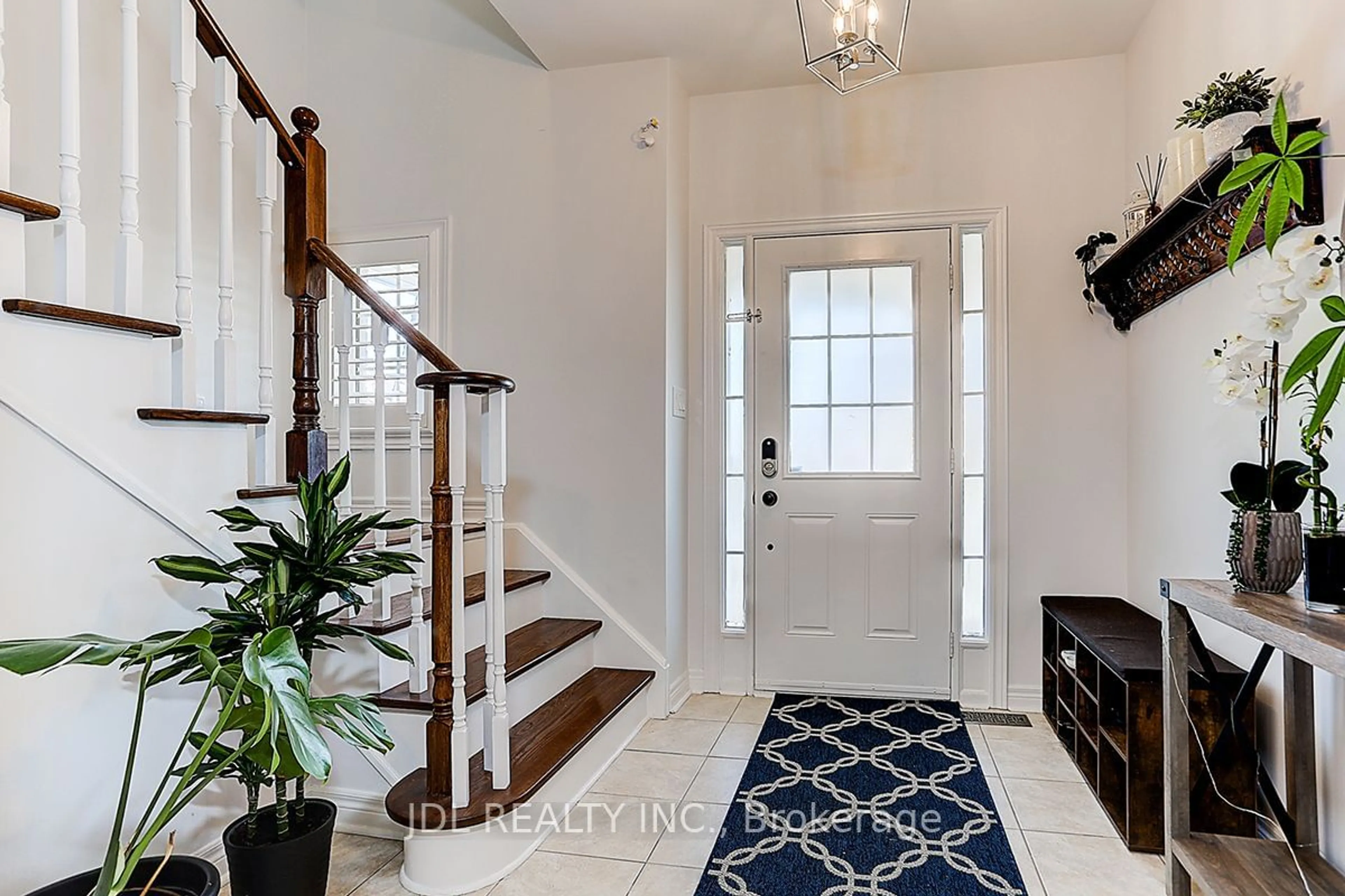 Indoor entryway, wood floors for 3481 Bala Dr, Mississauga Ontario L5M 0G5