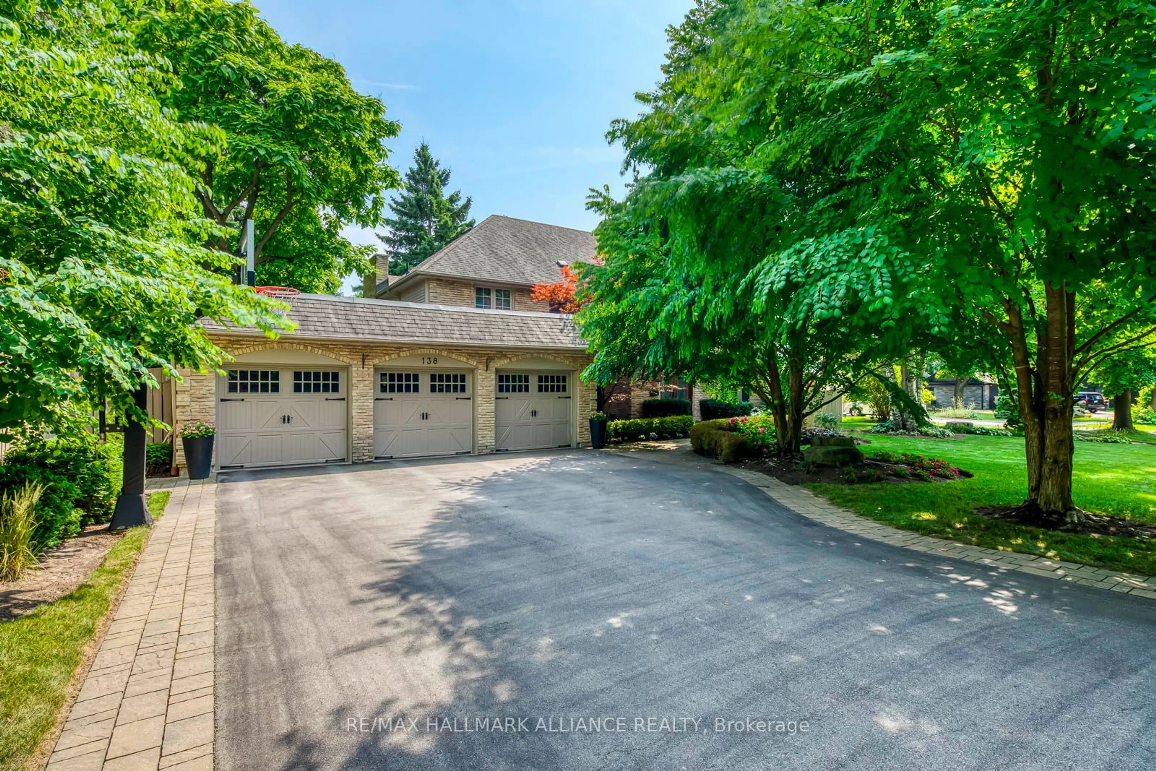 A pic from exterior of the house or condo, cottage for 138 Cavendish Crt, Oakville Ontario L6J 5S2