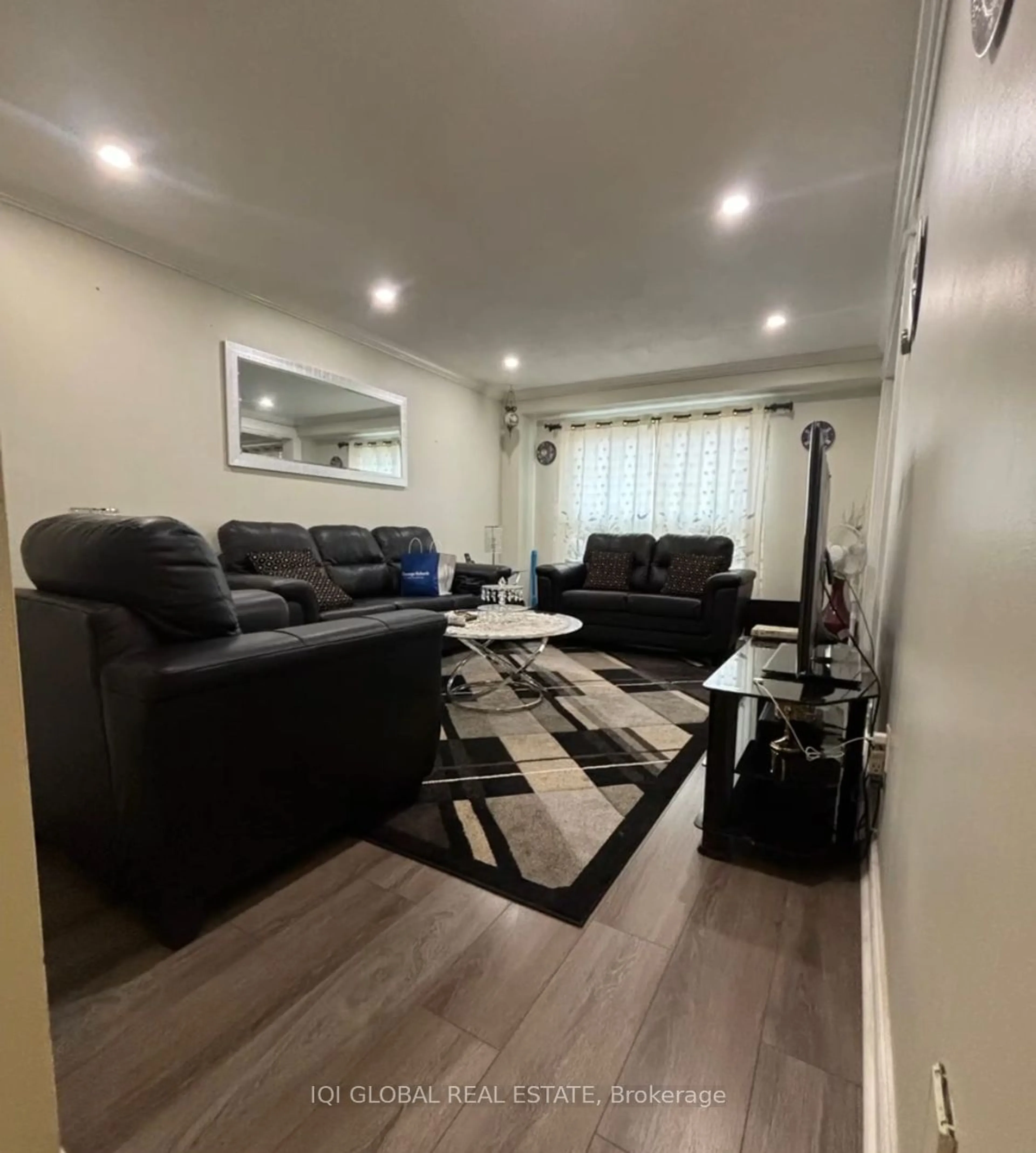 Living room, wood floors for 3500 South Mills Way #61, Mississauga Ontario L5L 3T8