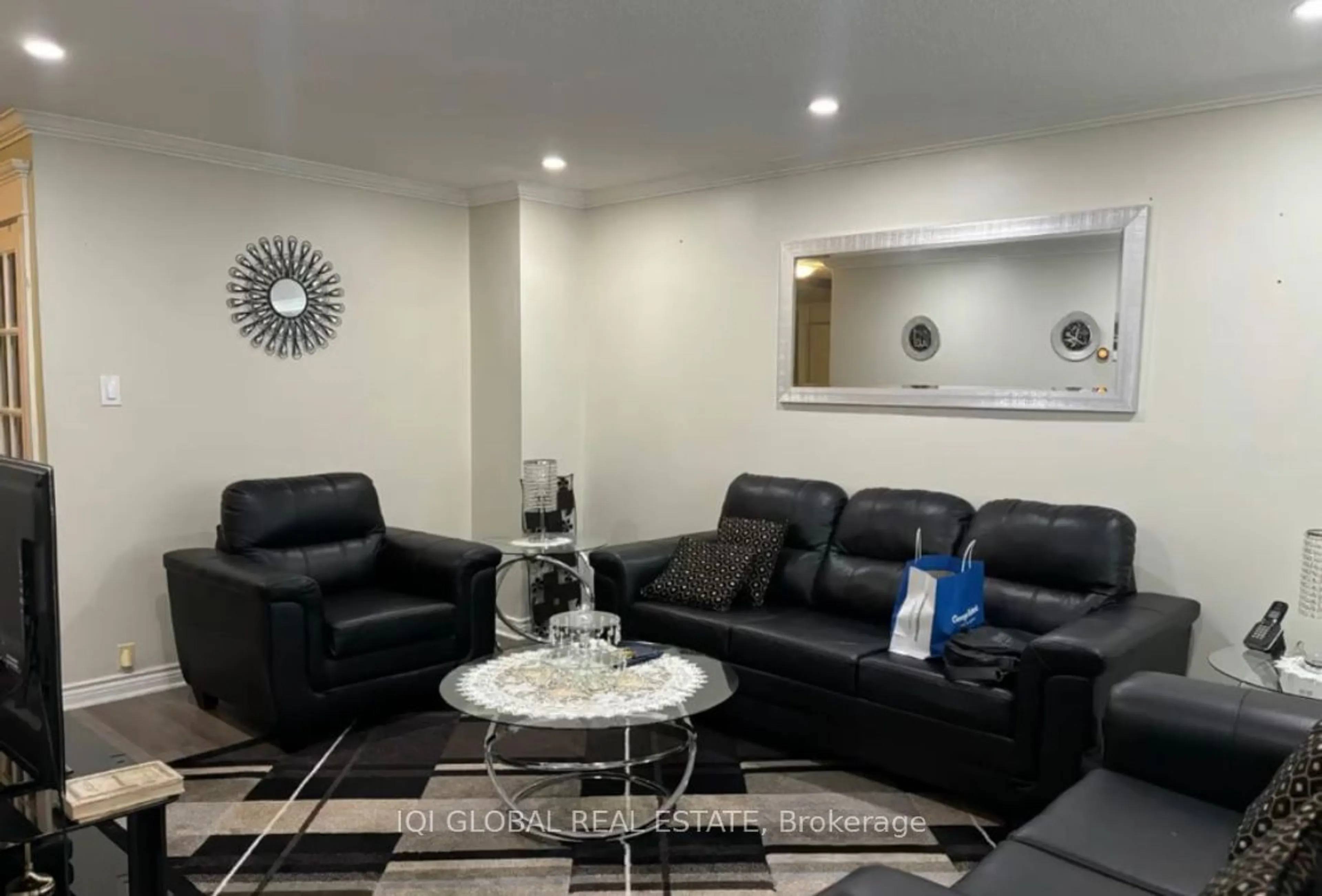 Living room, carpet floors for 3500 South Mills Way #61, Mississauga Ontario L5L 3T8