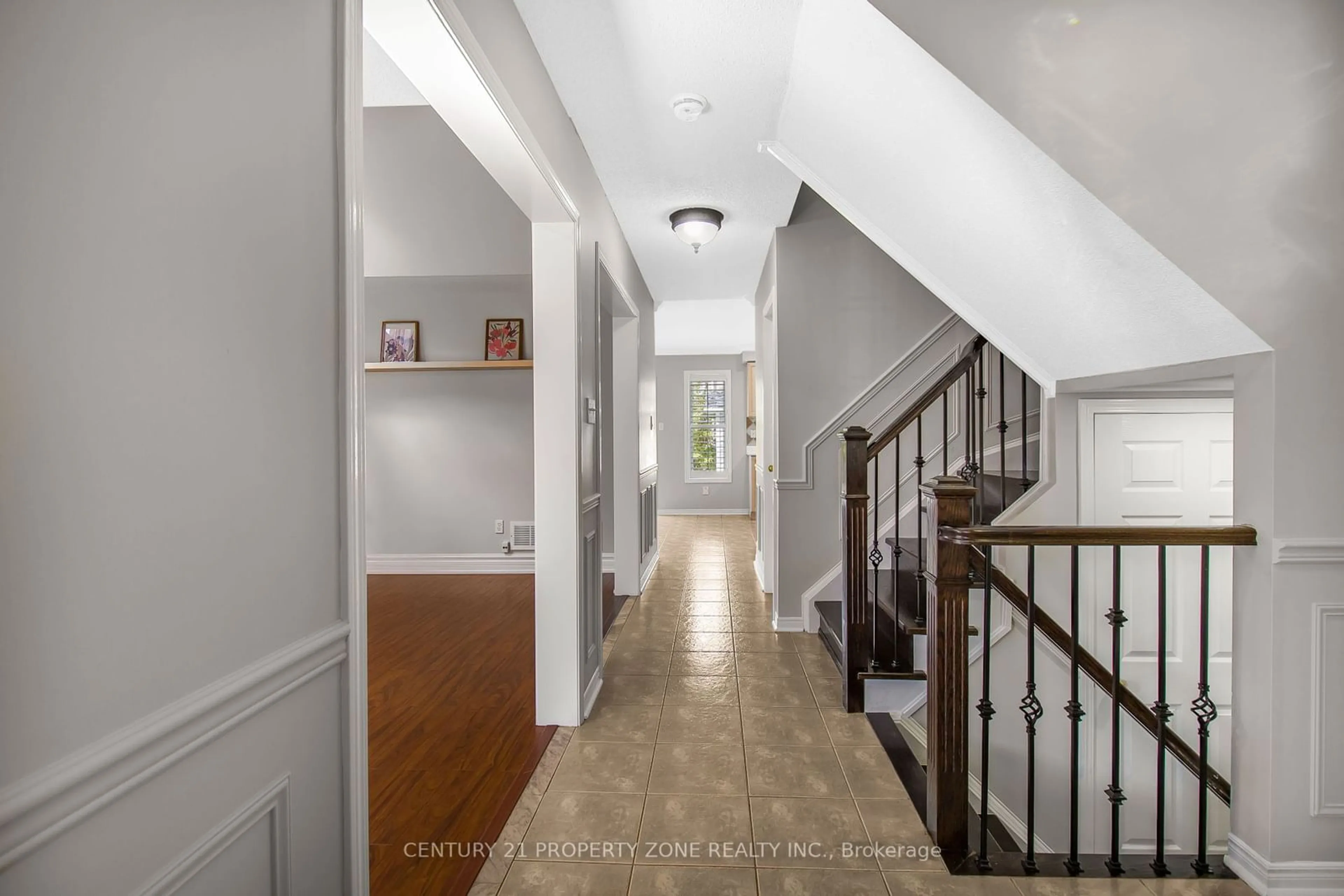 Indoor entryway, wood floors for 53 Ripley Cres, Brampton Ontario L6Y 5C4