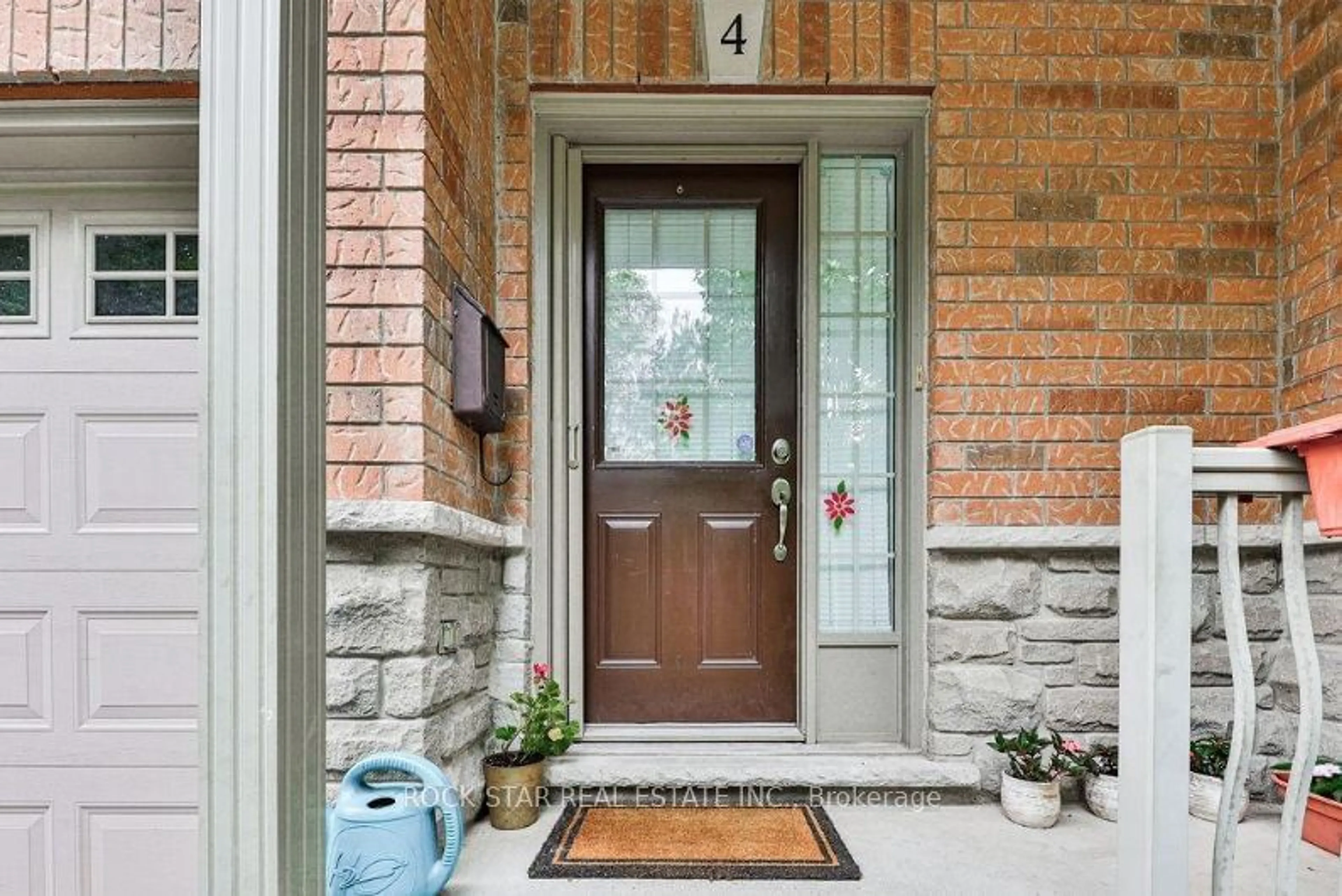 Indoor entryway, wood floors for 540 Guelph Line #4, Burlington Ontario L7R 3M4