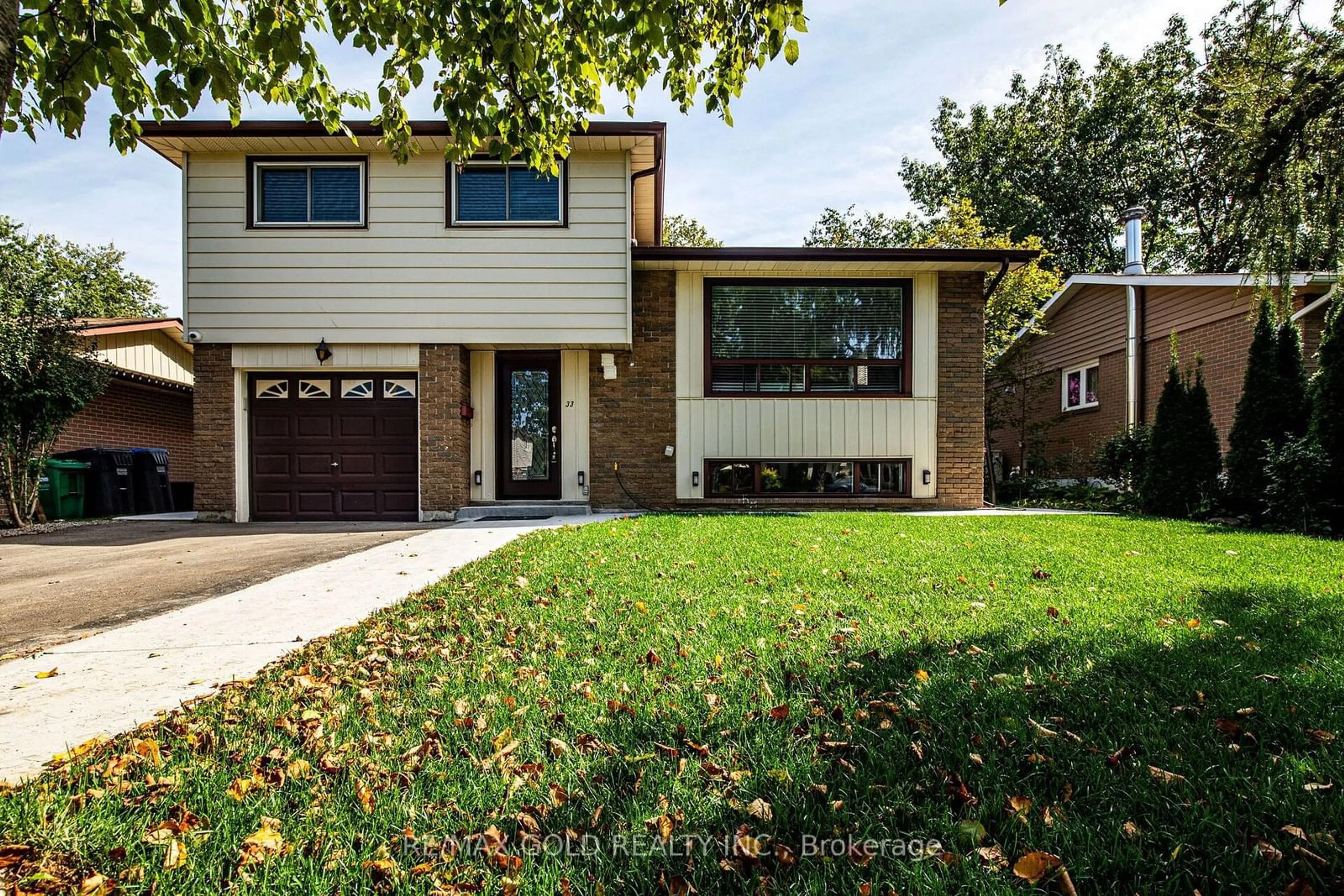 Home with brick exterior material for 33 Lockton Cres, Brampton Ontario L6W 1C2