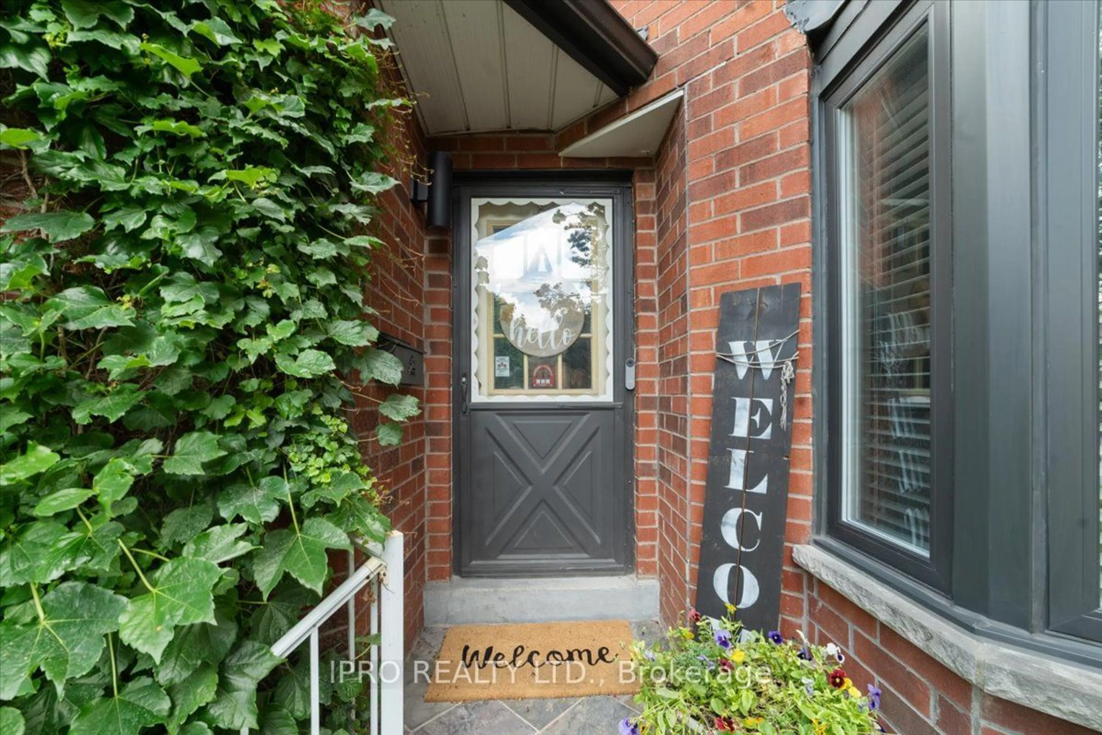 Indoor entryway, wood floors for 77 Lord Simcoe Dr, Brampton Ontario L6S 5H1