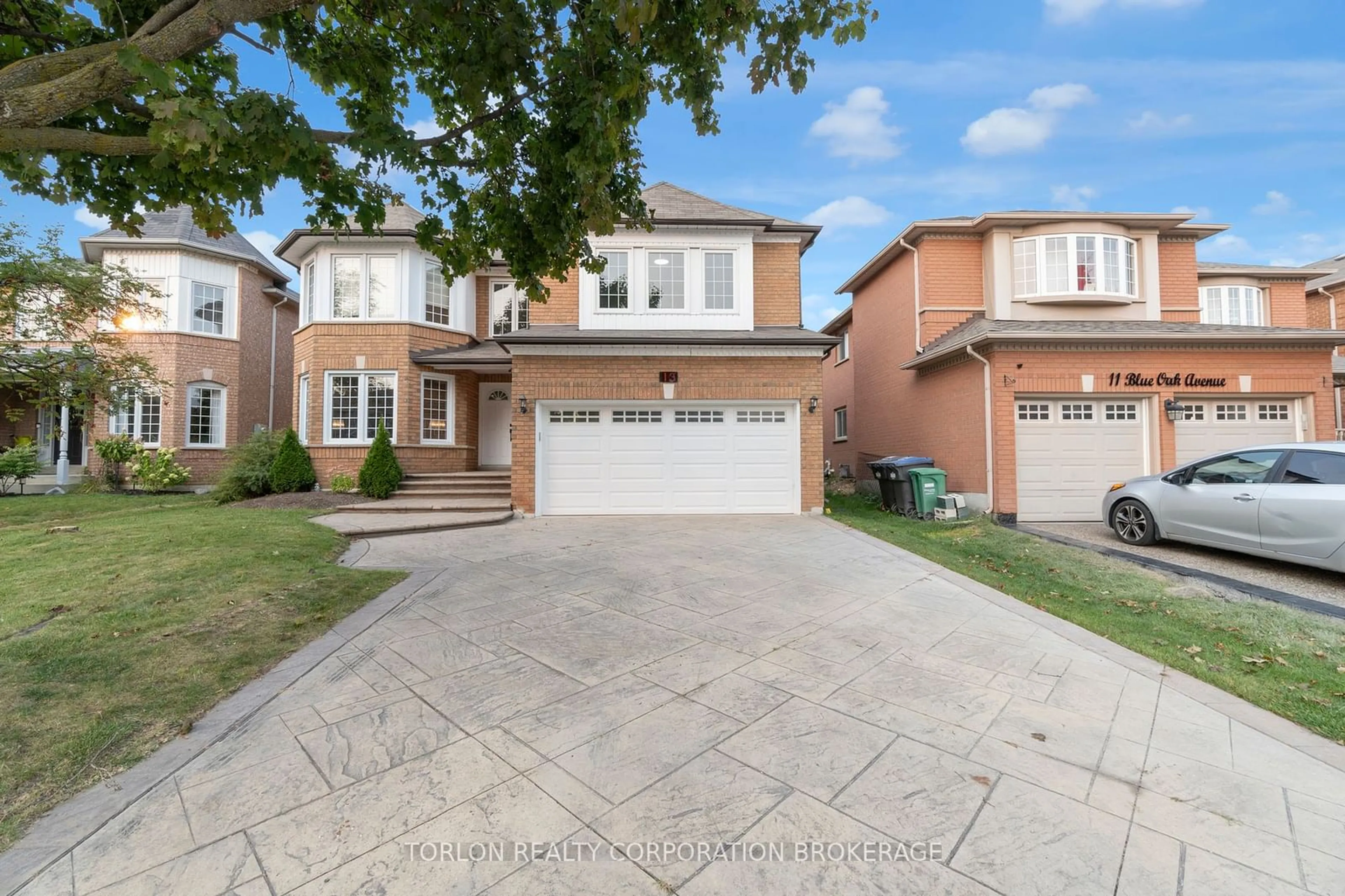 Frontside or backside of a home, the street view for 13 Blue Oak Ave, Brampton Ontario L6R 1C1