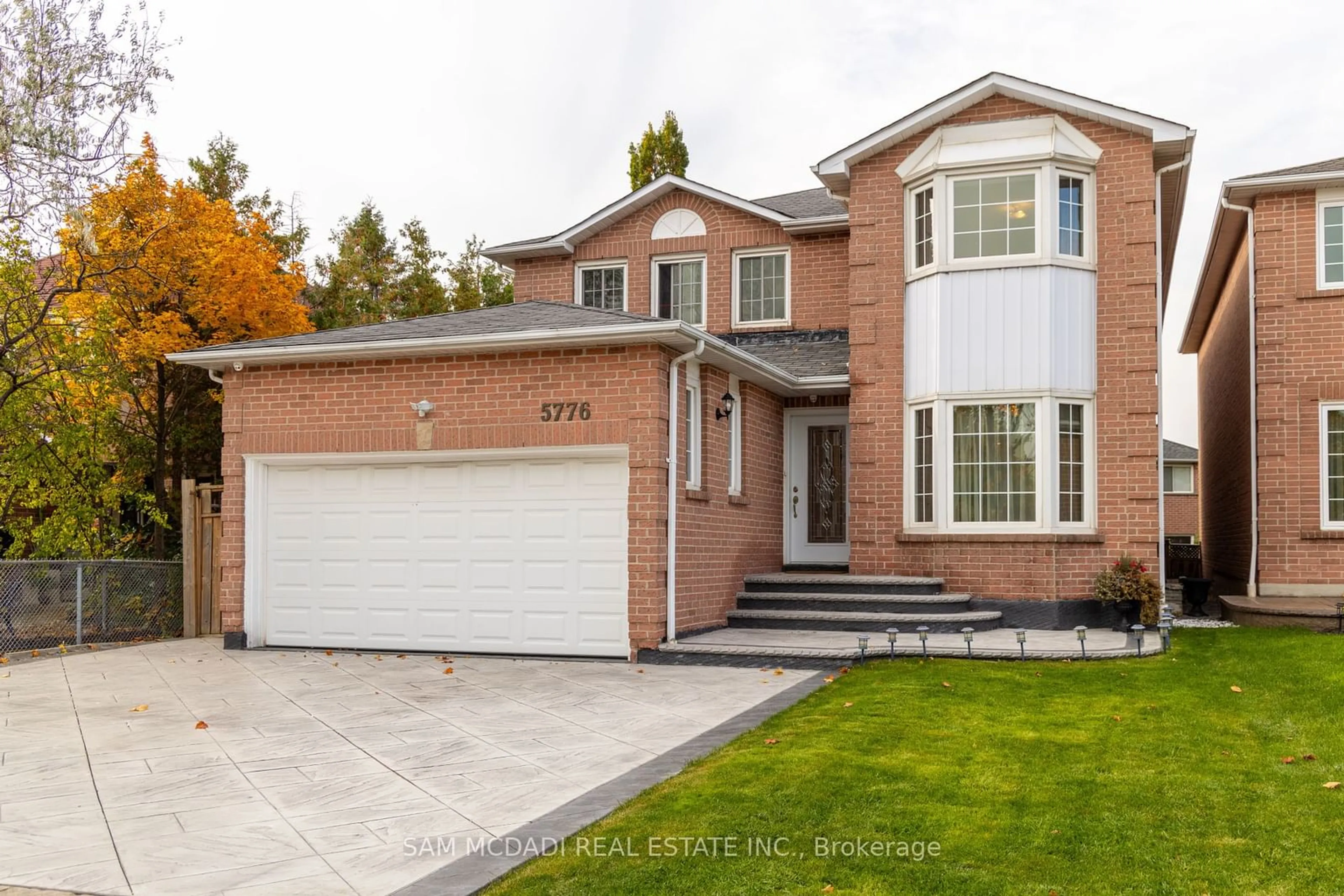 Home with brick exterior material for 5776 Invergordon Lane, Mississauga Ontario L5M 4T8