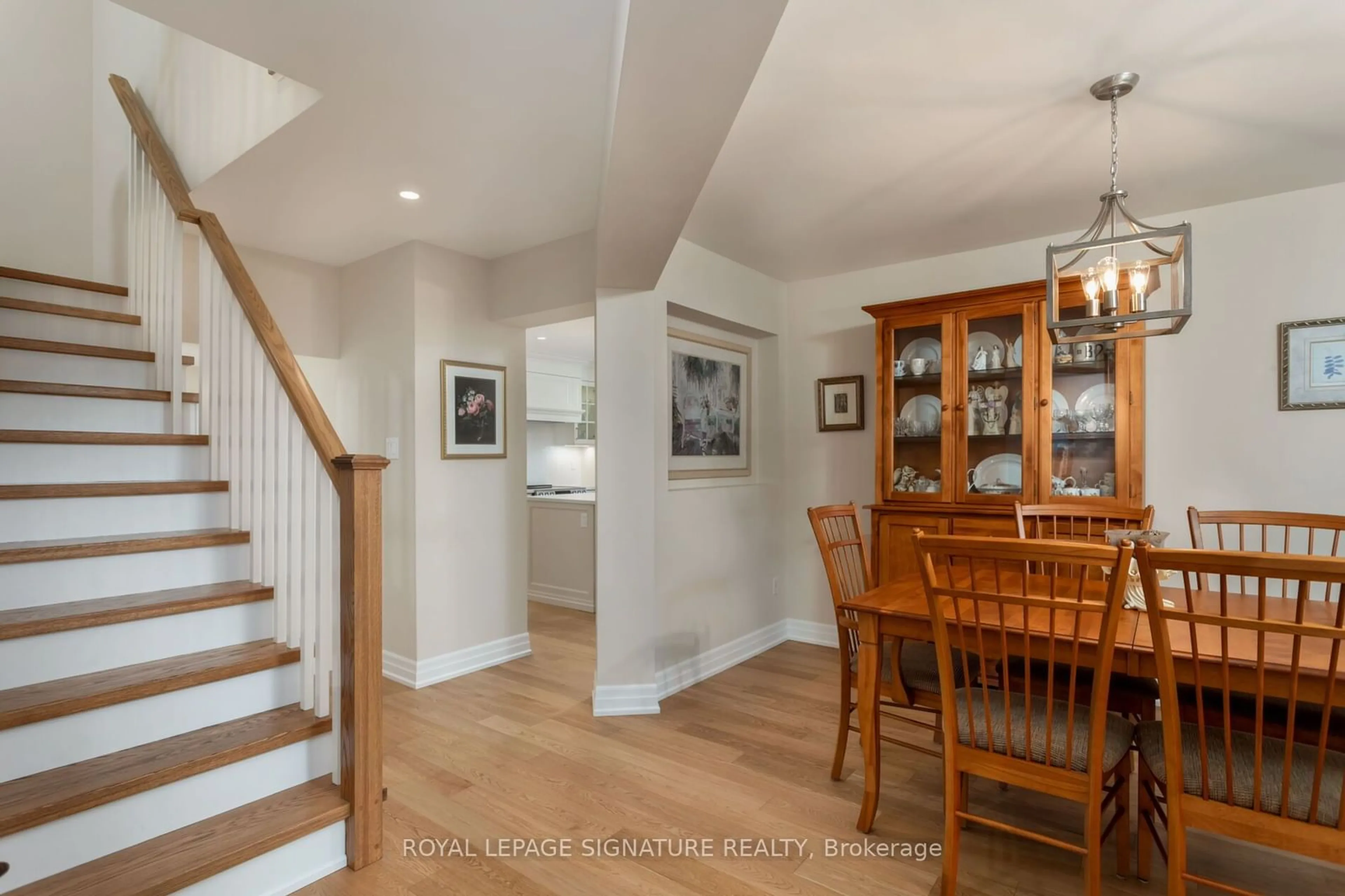 Indoor foyer, wood floors for 139 Larkspur Rd, Brampton Ontario L6R 2Z3