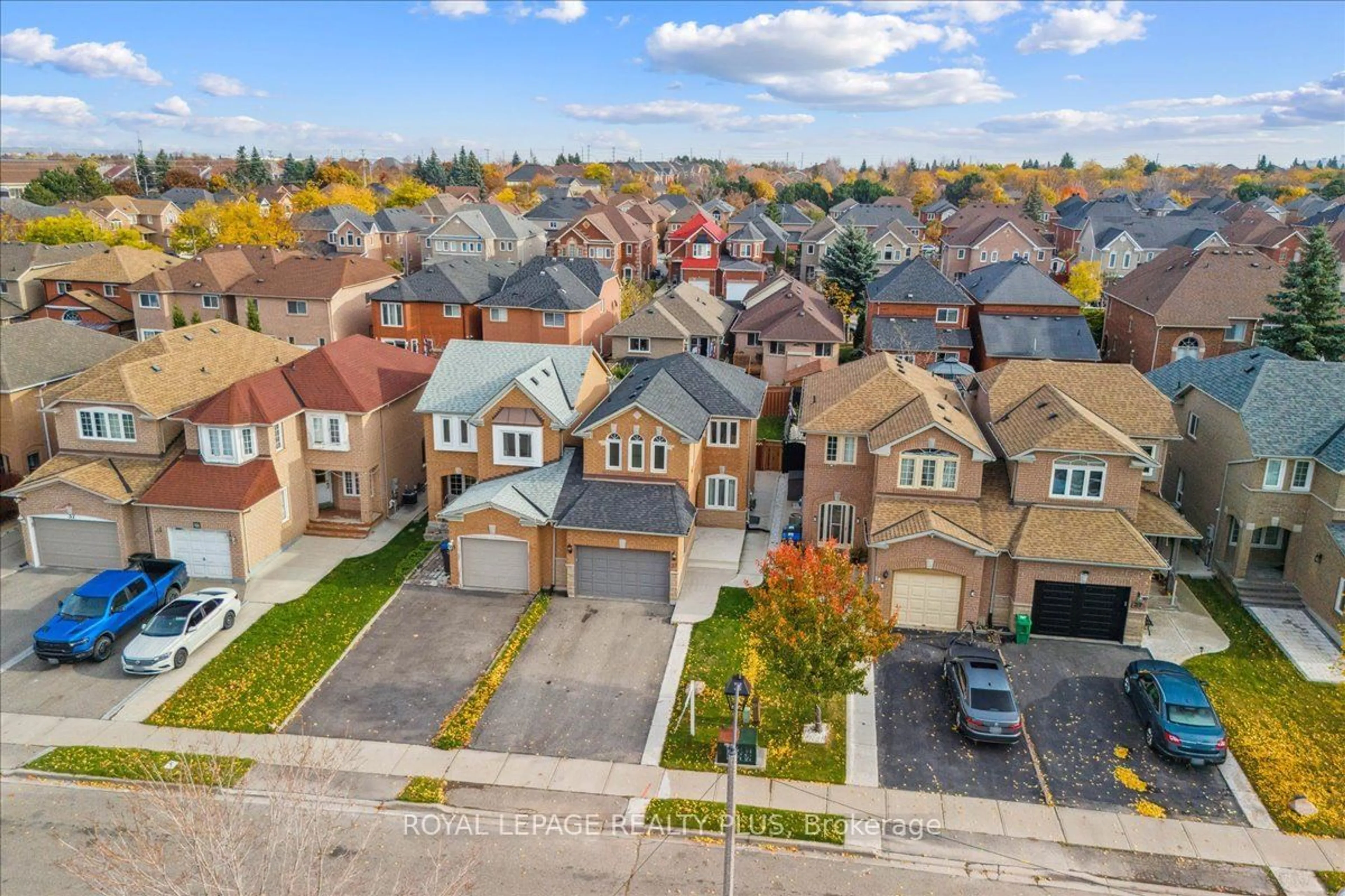 A pic from exterior of the house or condo, the street view for 31 Fiddleneck Cres, Brampton Ontario L6R 1R2