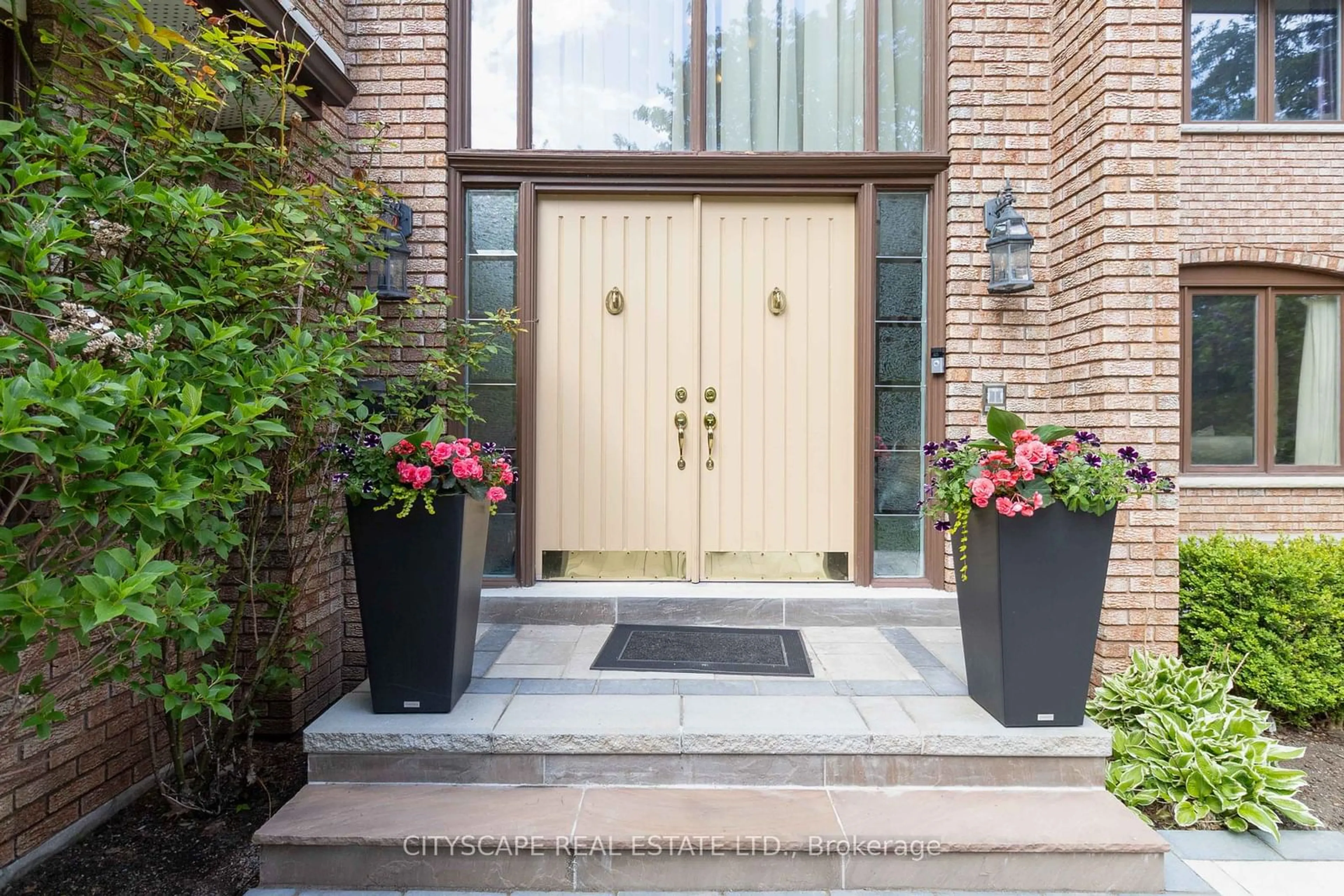 Indoor entryway, ceramic floors for 1836 Friar Tuck Crt, Mississauga Ontario L5K 2L4