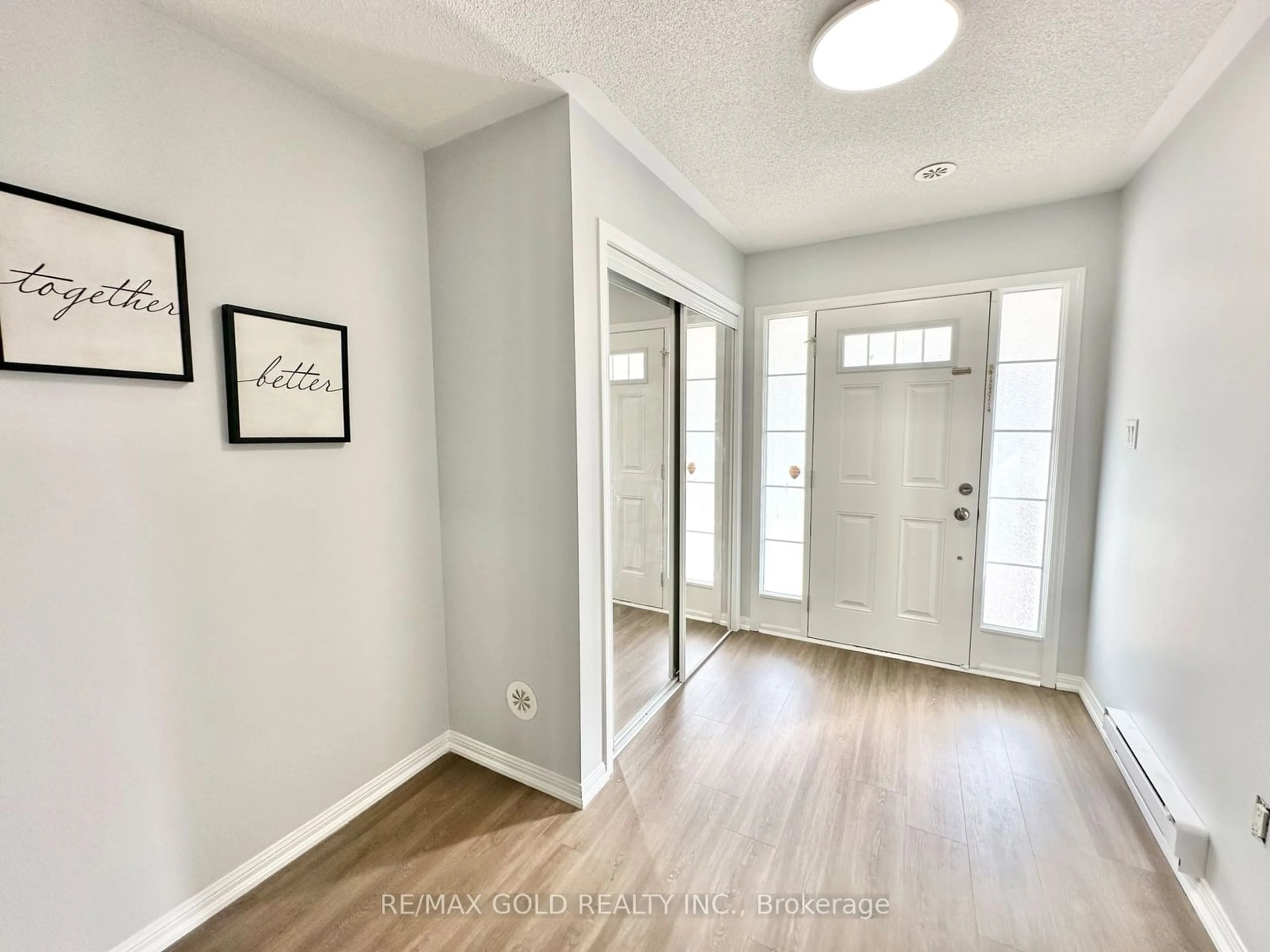 Indoor entryway, wood floors for 29 Suitor Crt, Milton Ontario L9T 8S1