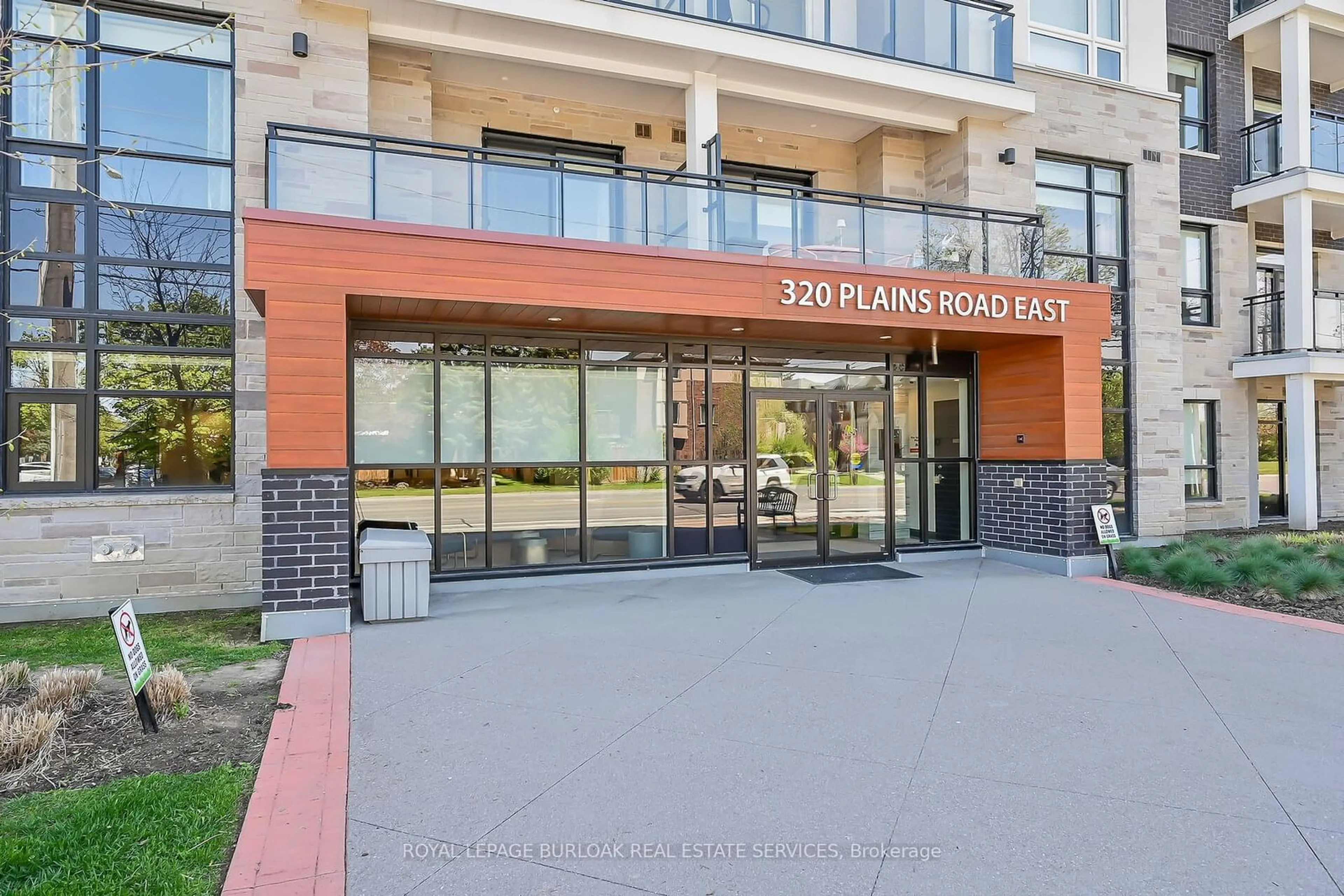 Indoor foyer, ceramic floors for 320 Plains Rd #312, Burlington Ontario L7T 0C1