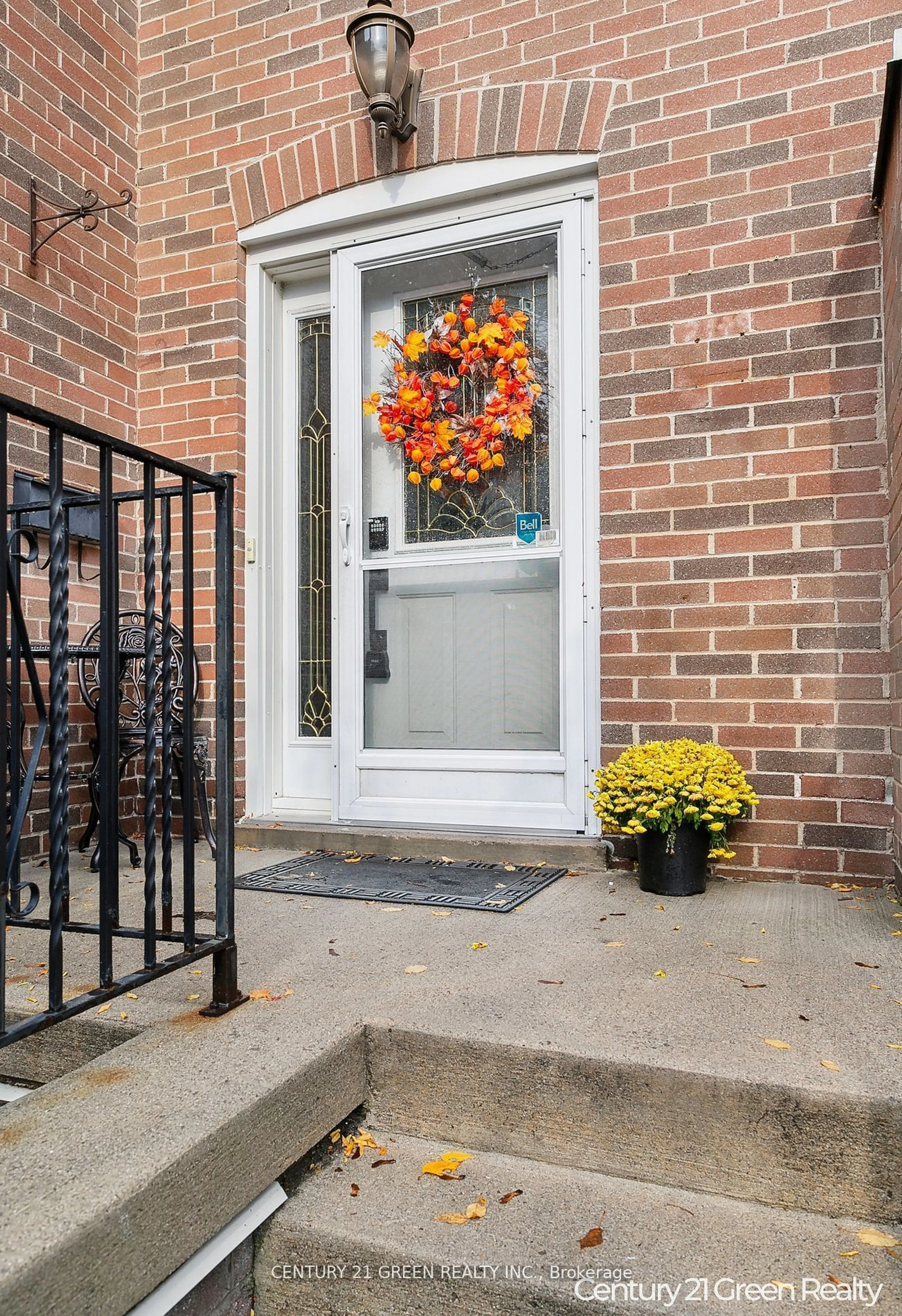 Indoor entryway for 2149 Mountain Grove Ave #112, Burlington Ontario L7P 2H8