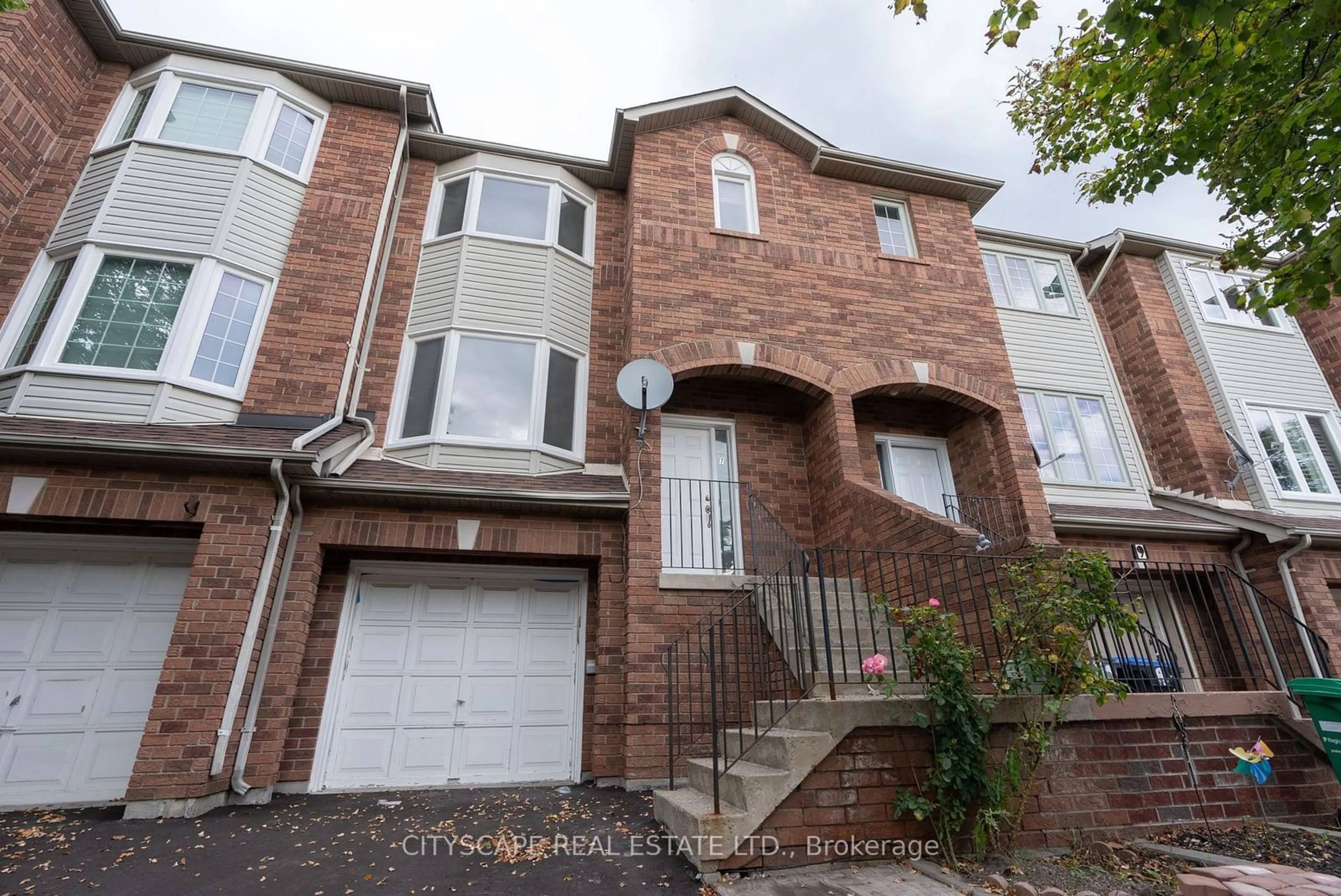 A pic from exterior of the house or condo, the street view for 7 Dino Crt, Brampton Ontario L6Y 4X8