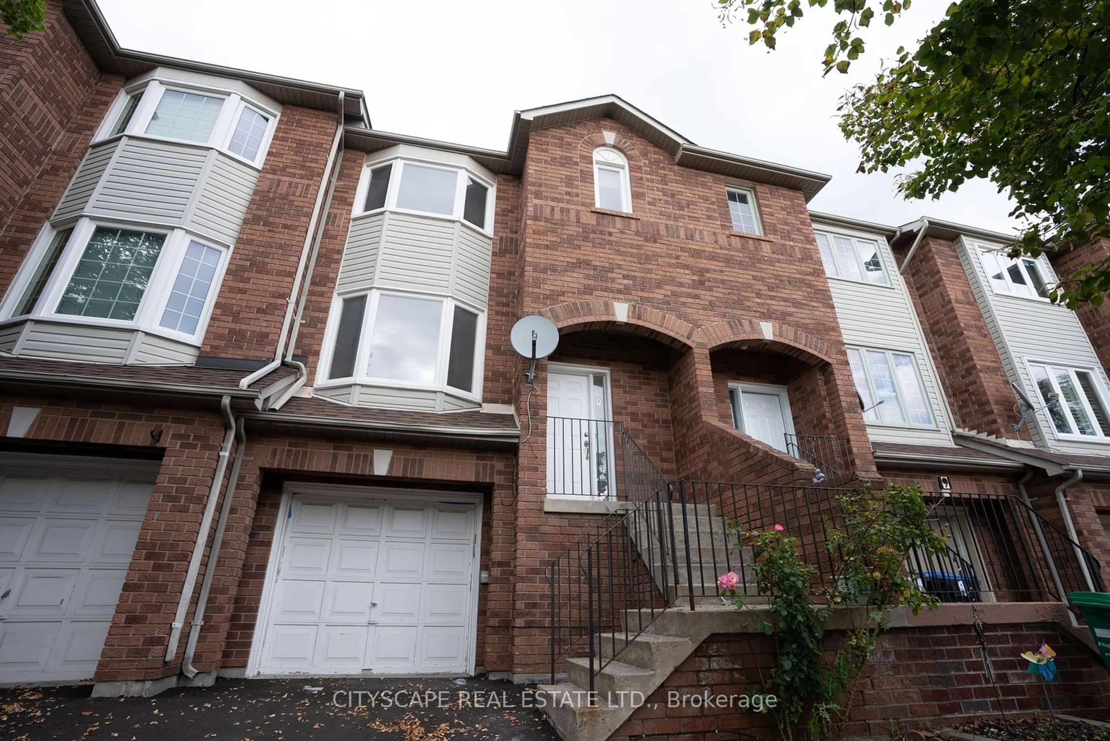 A pic from exterior of the house or condo, the street view for 7 Dino Crt, Brampton Ontario L6Y 4X8