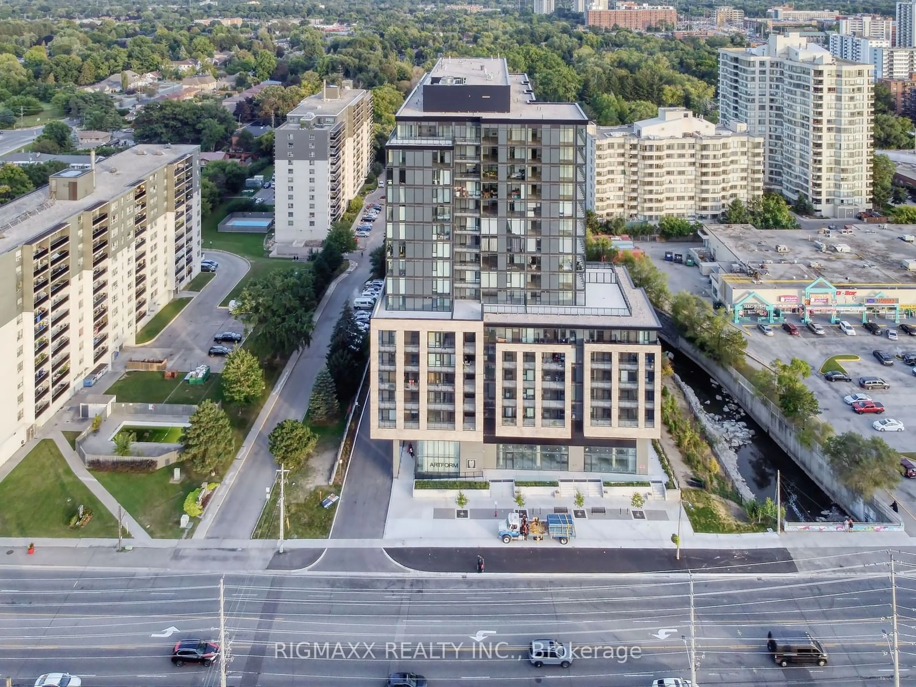 A pic from exterior of the house or condo, the street view for 86 Dundas St #615, Mississauga Ontario L5A 1W4