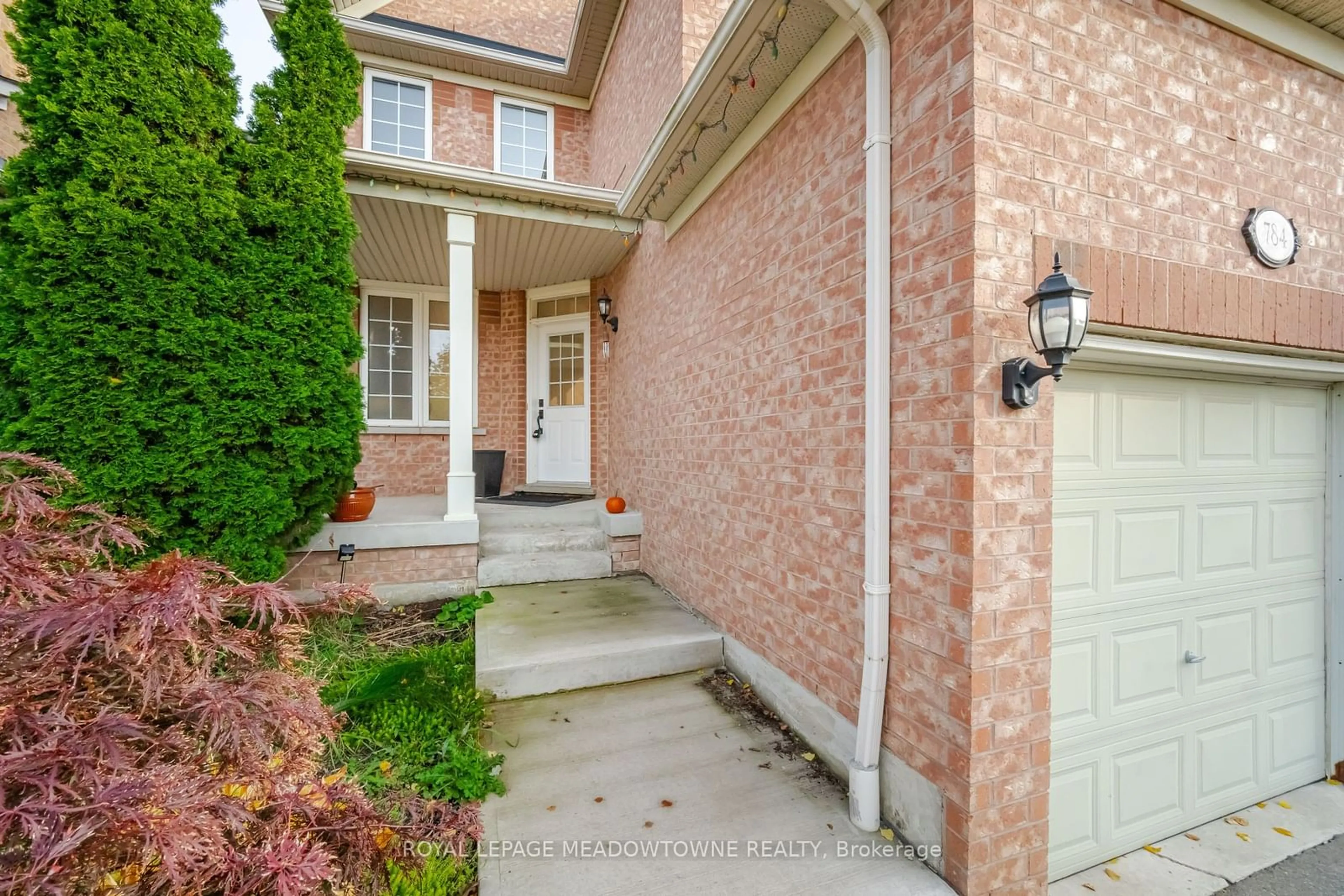 Home with brick exterior material for 784 Lambe Crt, Mississauga Ontario L5W 1Z1