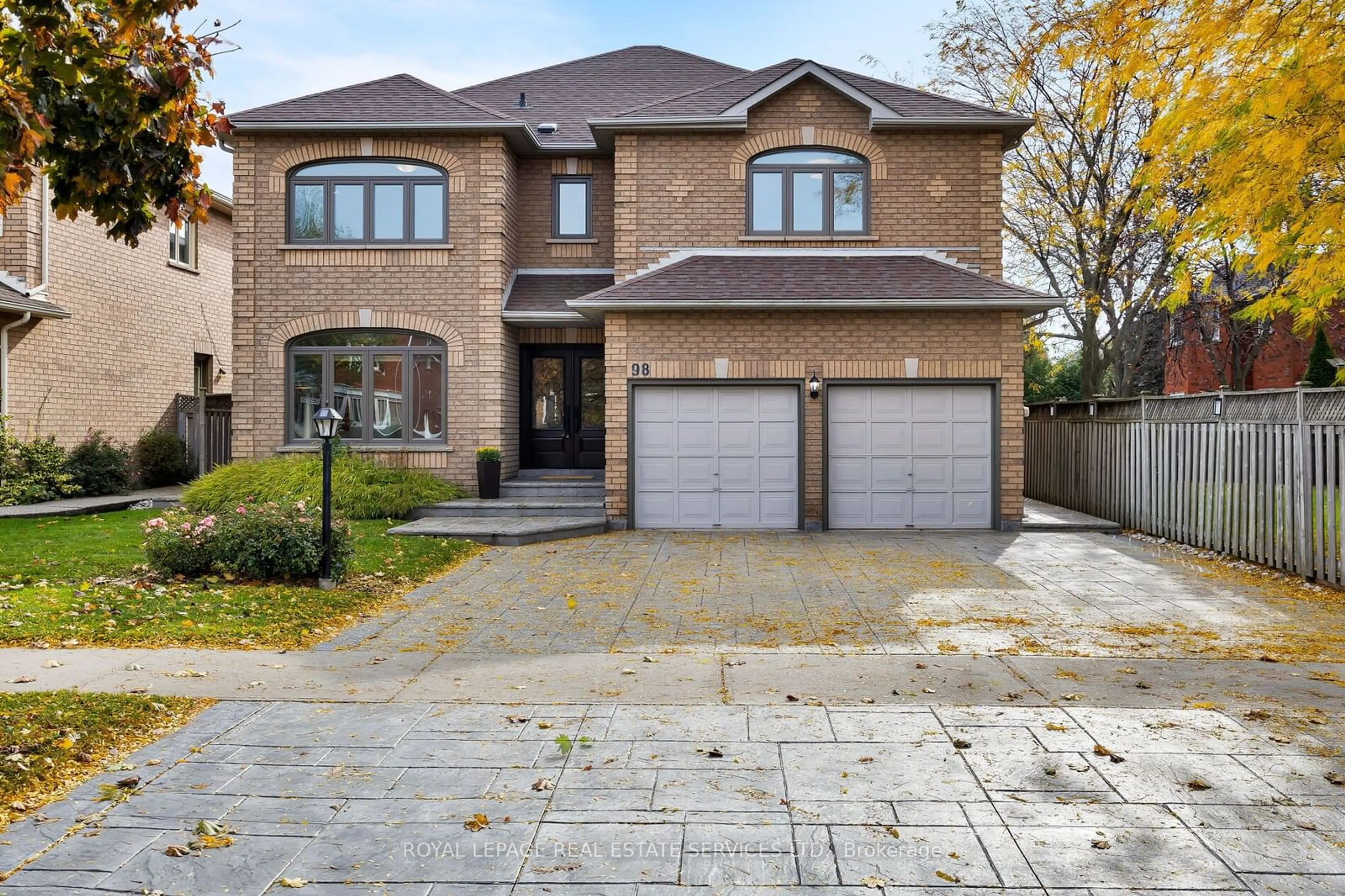 Home with brick exterior material for 98 River Glen Blvd, Oakville Ontario L6H 5Z6