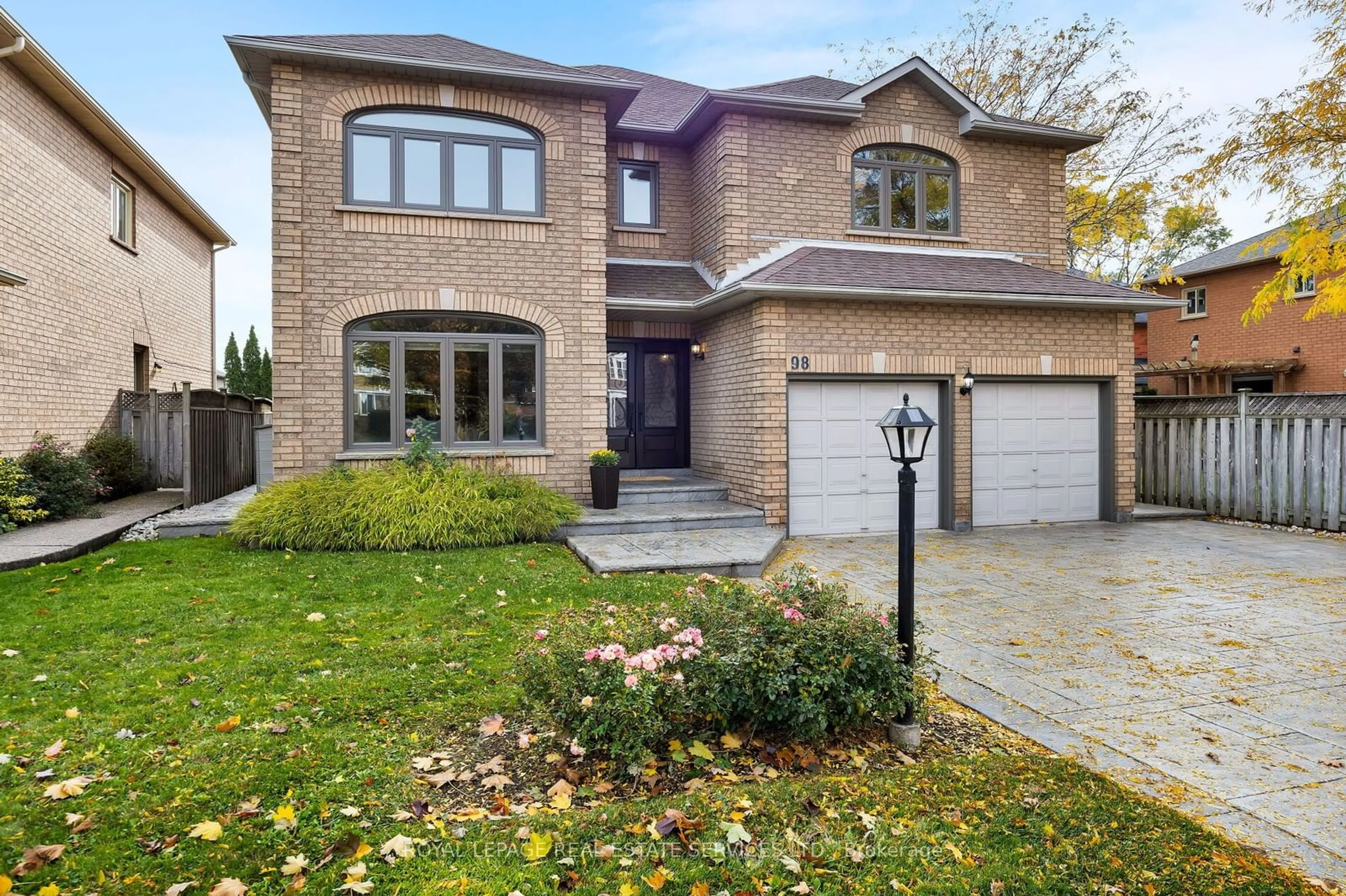 Home with brick exterior material for 98 River Glen Blvd, Oakville Ontario L6H 5Z6