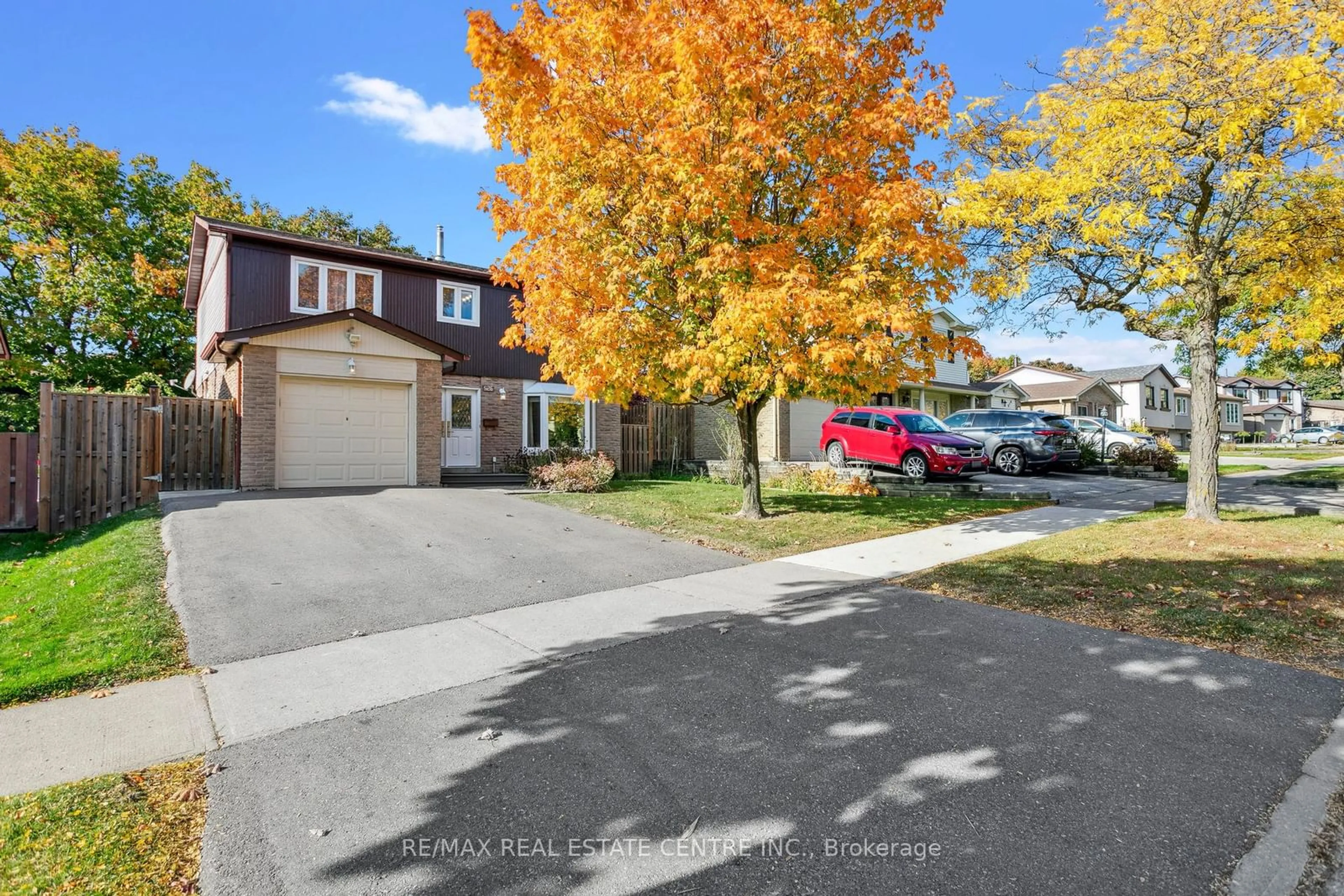 A pic from exterior of the house or condo, the street view for 526 Karen Park Cres, Mississauga Ontario L5A 3C6