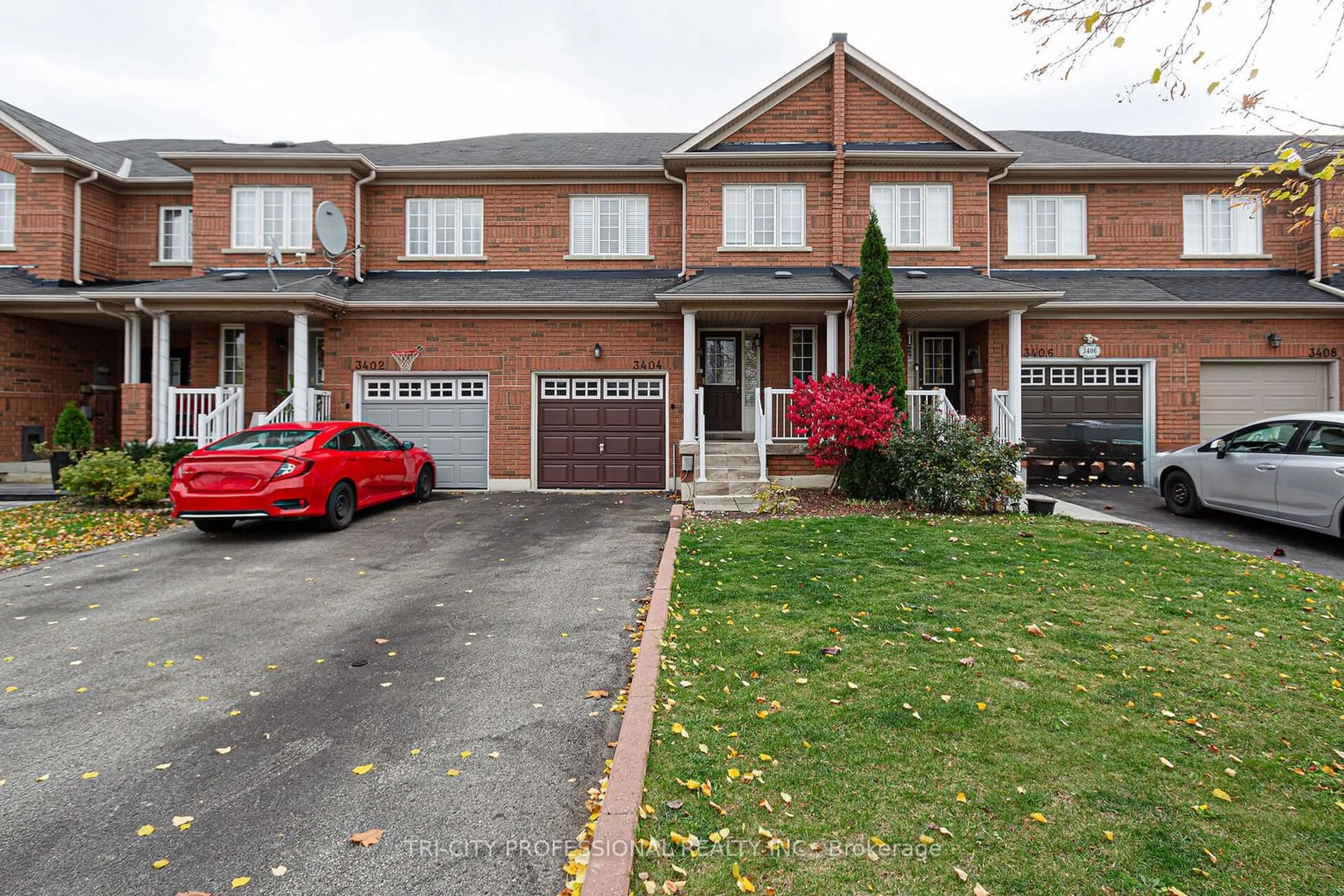 A pic from exterior of the house or condo, the street view for 3404 Angel Pass Dr, Mississauga Ontario L5M 7K5