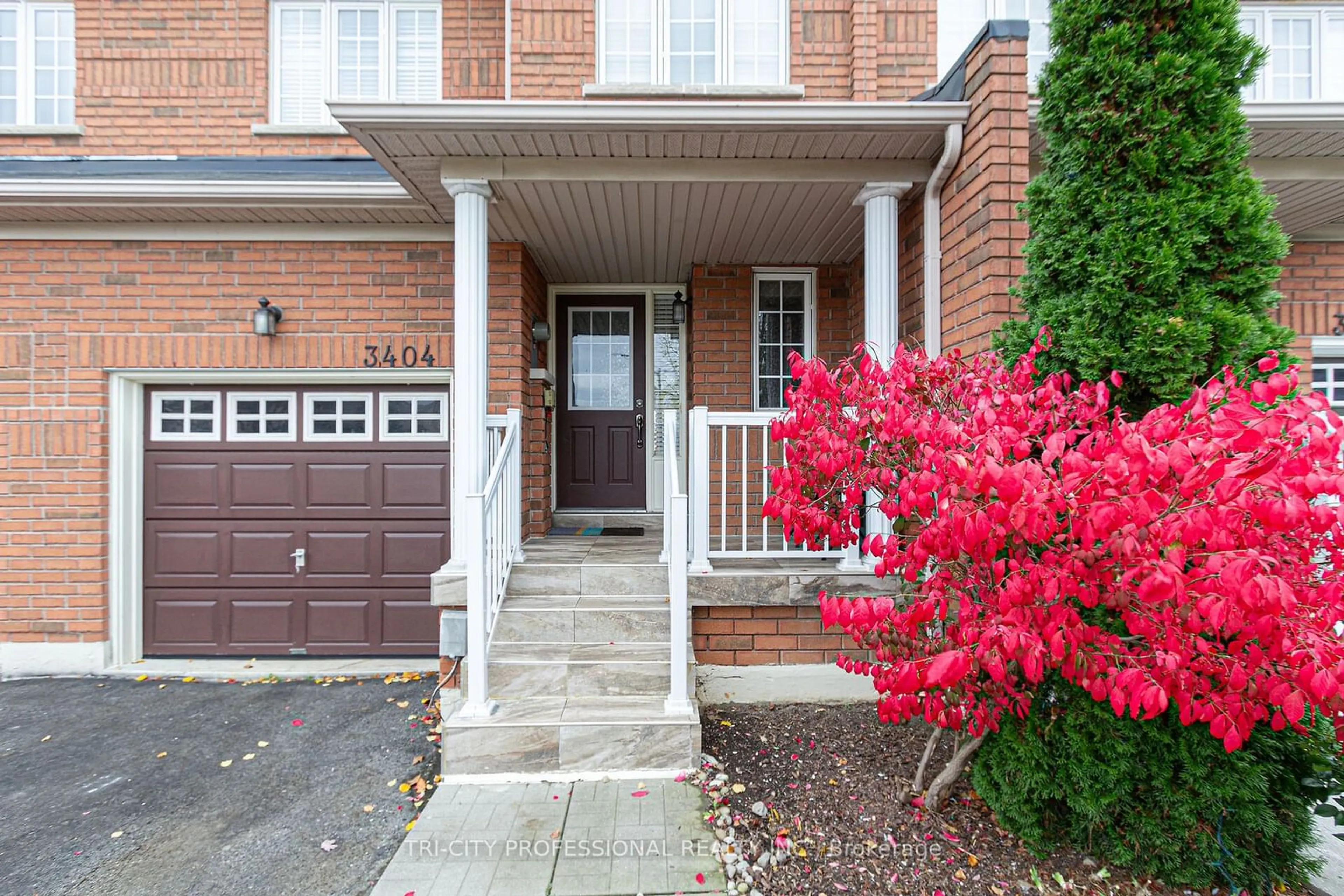 Indoor entryway, carpet floors for 3404 Angel Pass Dr, Mississauga Ontario L5M 7K5