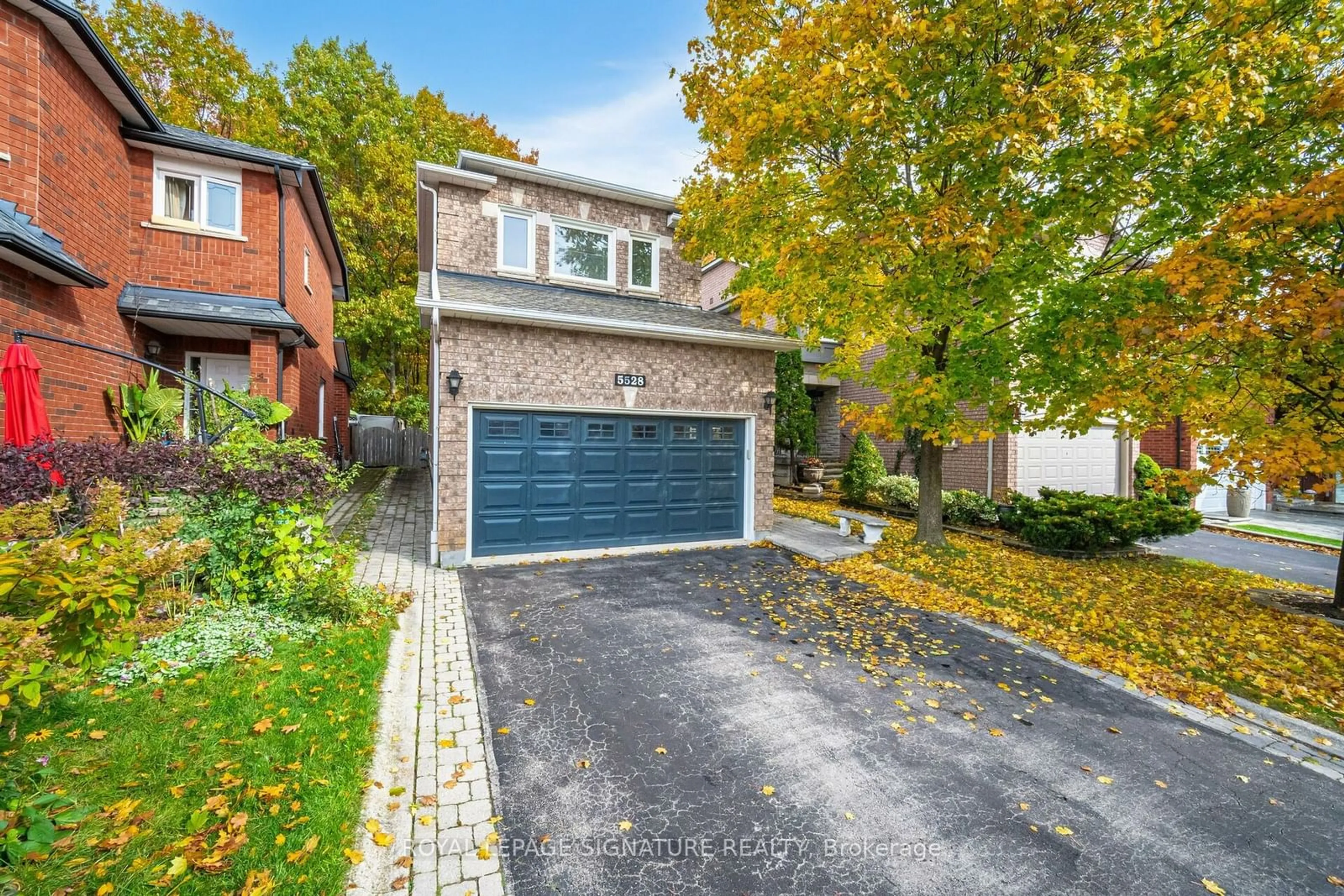 Home with brick exterior material for 5528 Woodchase Cres, Mississauga Ontario L4Z 3T9