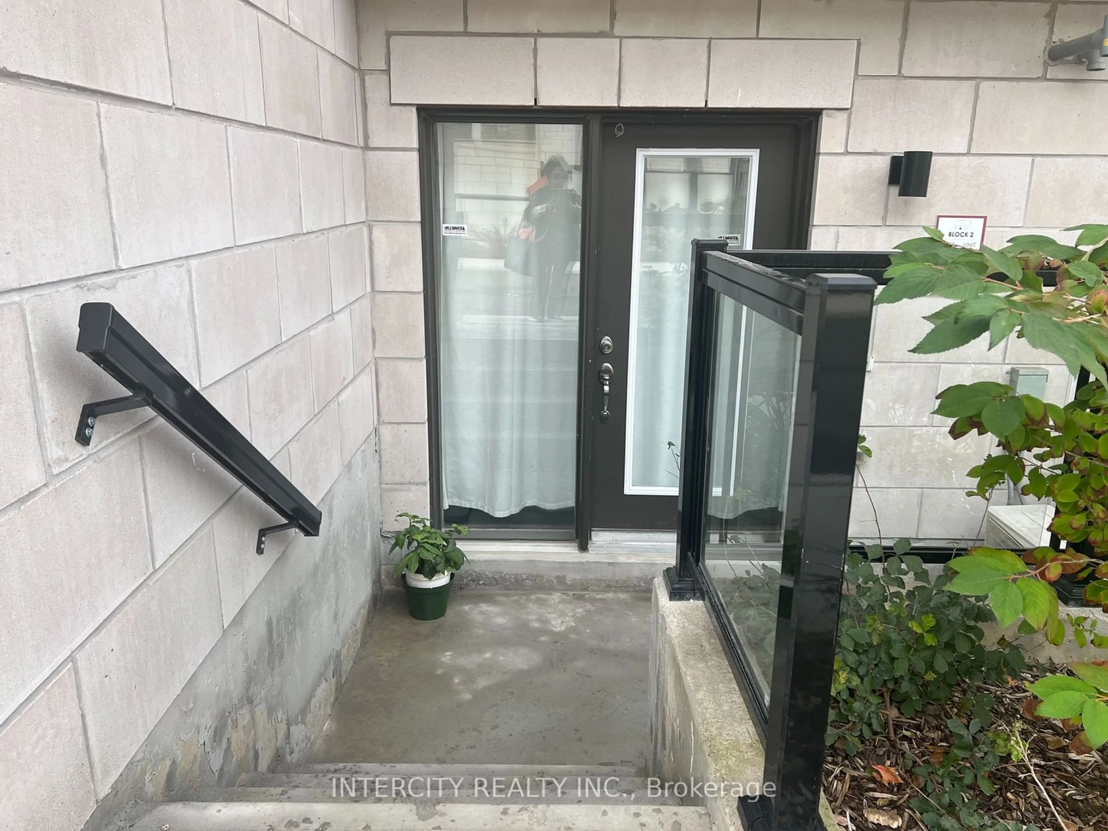 Indoor entryway, unknown floor for 30 Halliford Pl #202, Brampton Ontario L4P 4R1