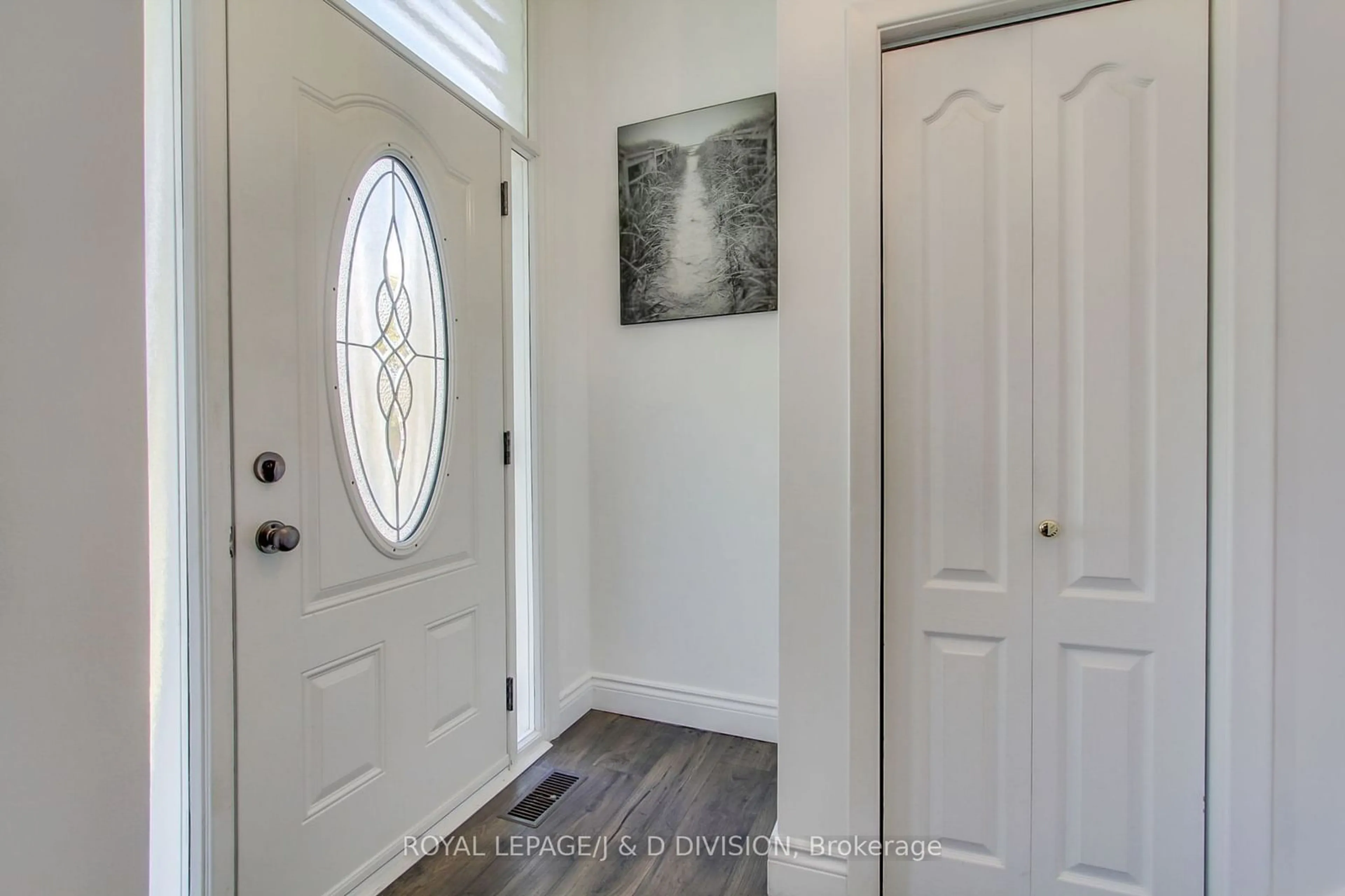 Indoor entryway, wood floors for 22 Dashwood Cres, Toronto Ontario M9V 2N8