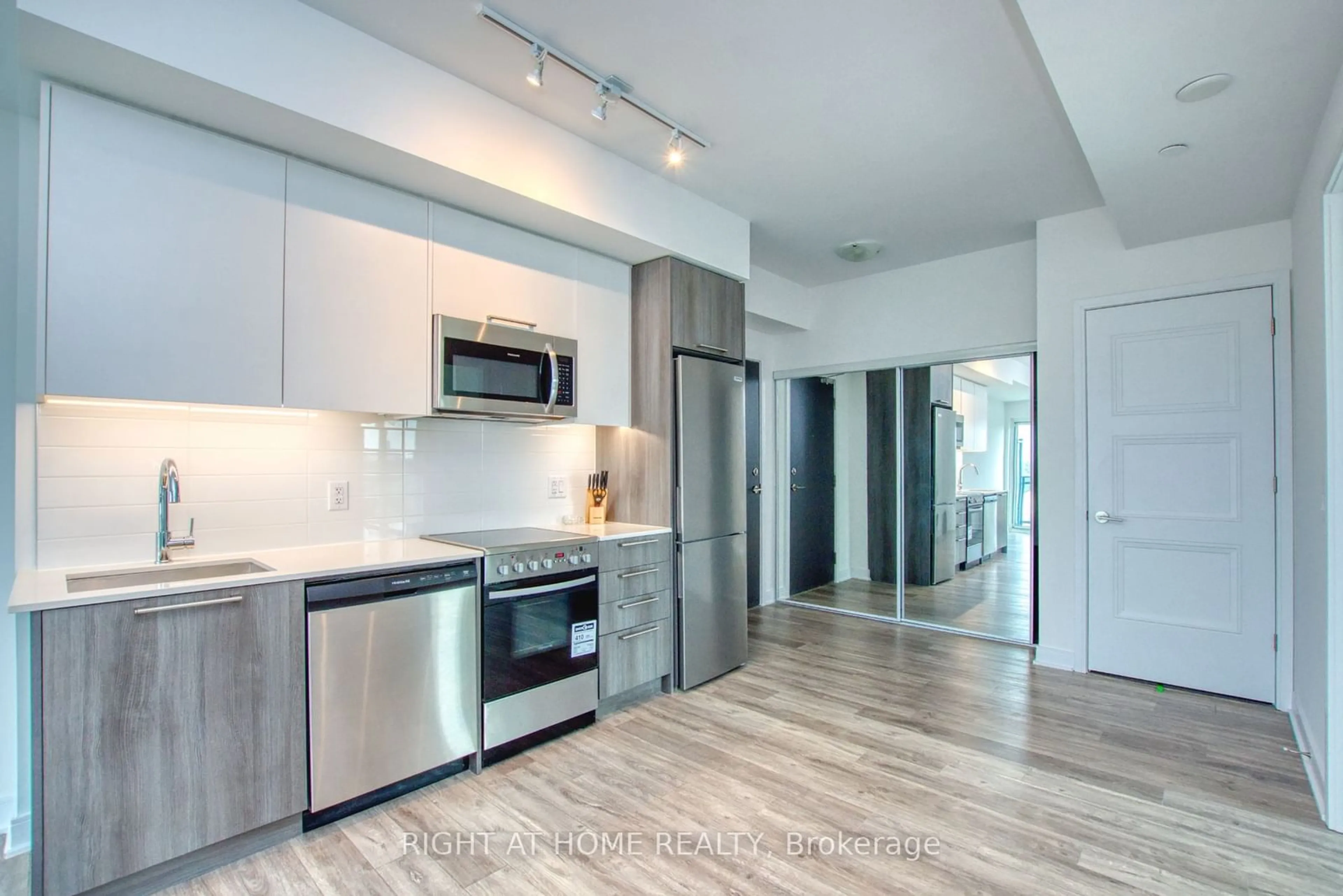 Open concept kitchen for 25 Neighbourhood Lane #1007, Toronto Ontario M8Y 0C4