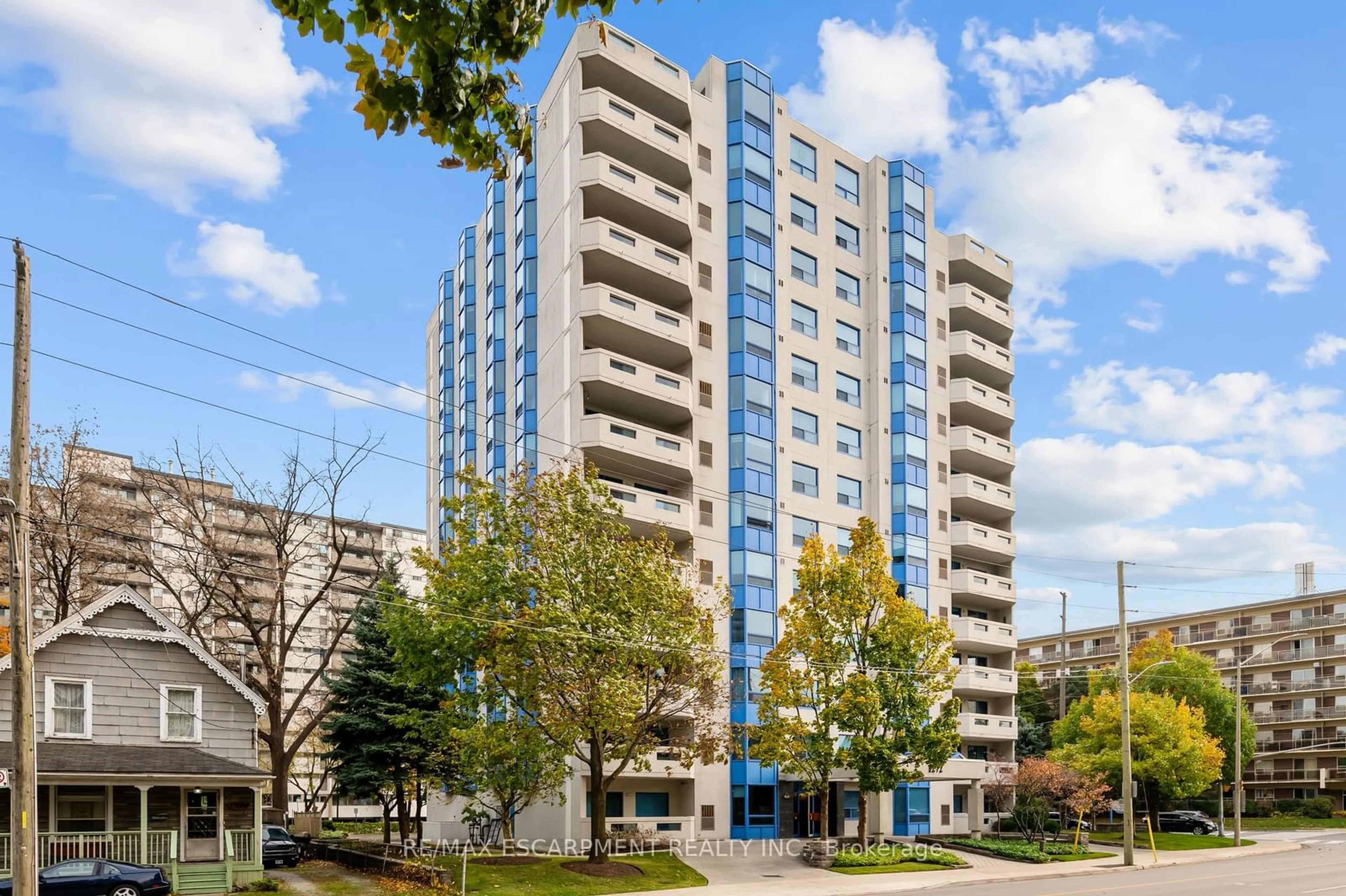 A pic from exterior of the house or condo, the front or back of building for 1272 ONTARIO St #402, Burlington Ontario L7S 2L8