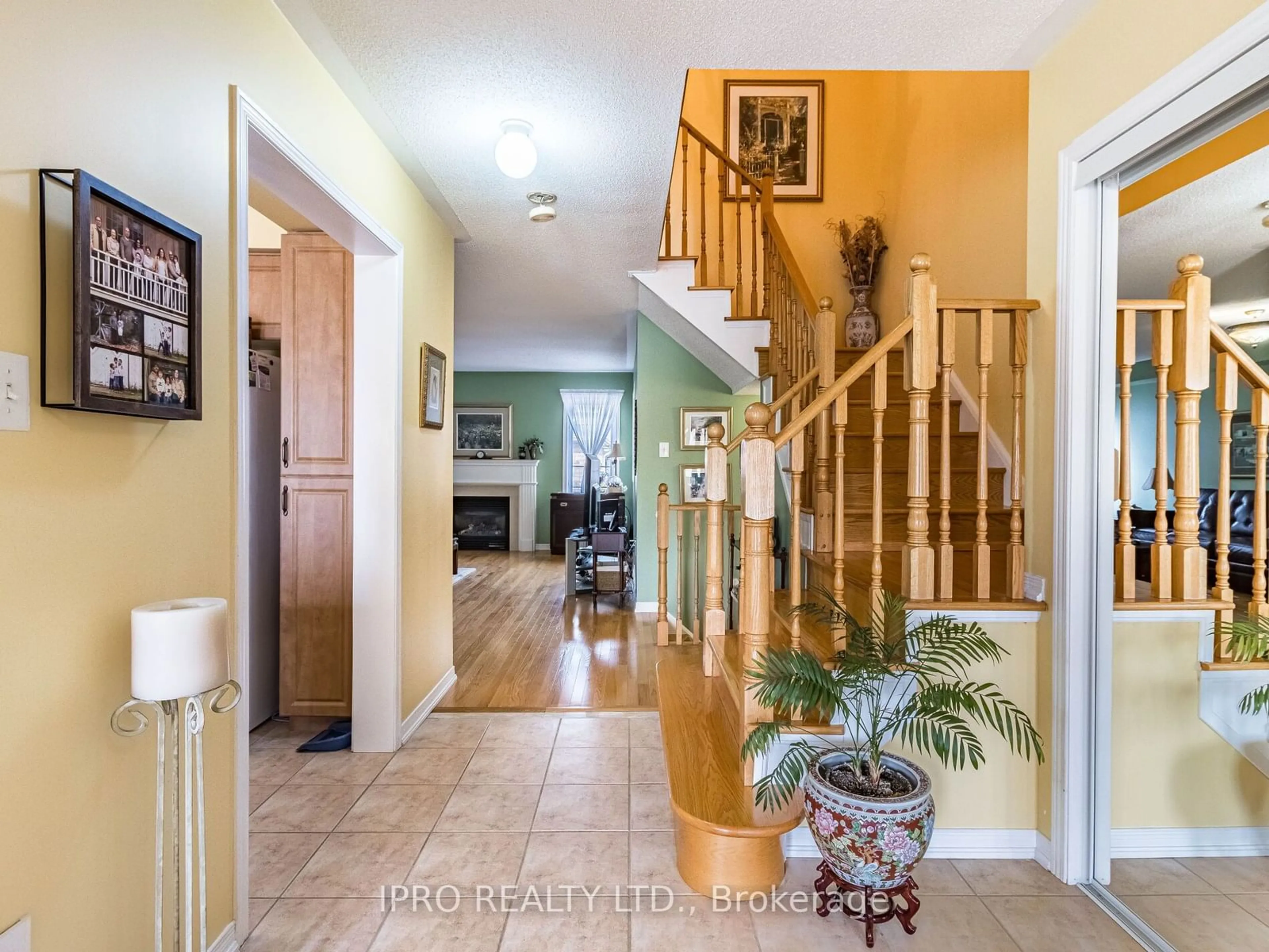 Indoor entryway, wood floors for 1839 Appleby Line, Burlington Ontario L7L 7L7