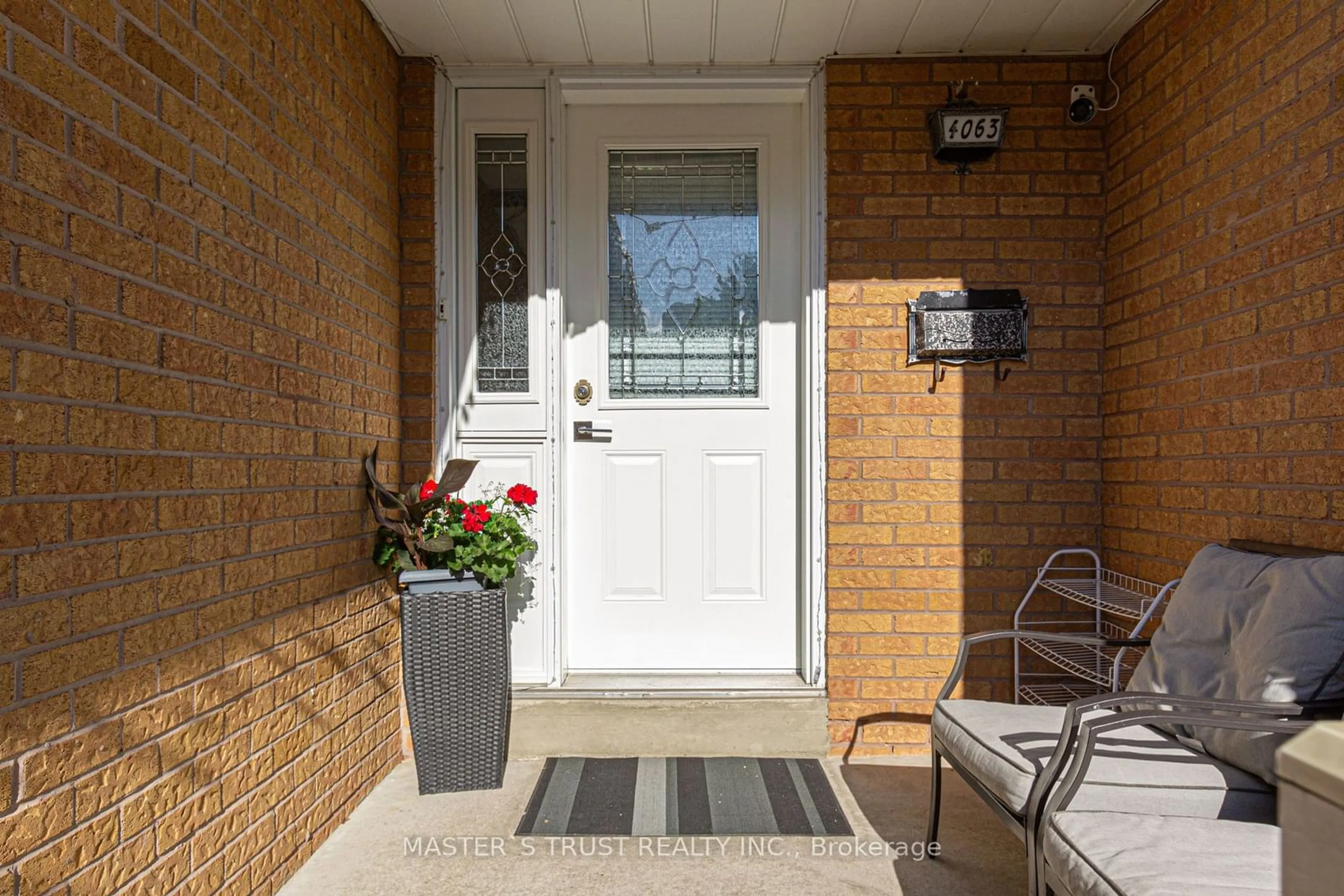 Indoor entryway, wood floors for 4063 Dursley Cres, Mississauga Ontario L4Z 1J6