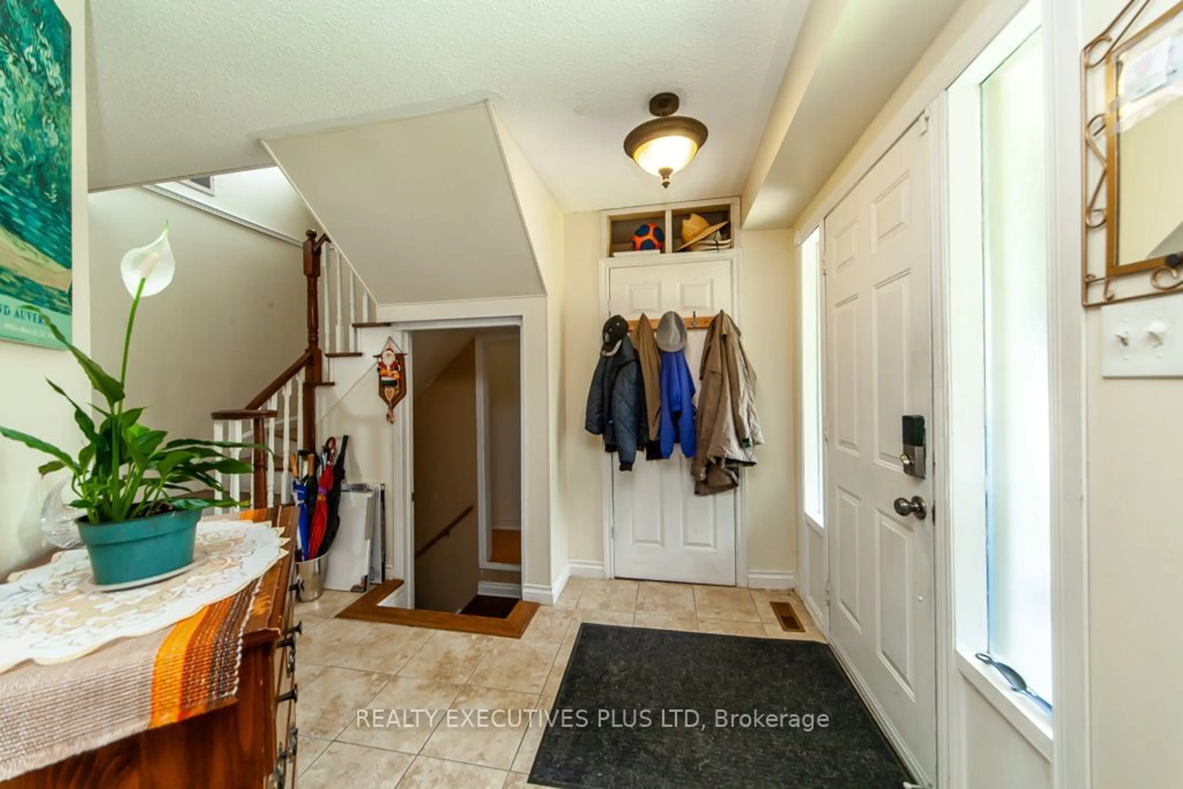 Indoor entryway, wood floors for 46 Lorraine Cres, Brampton Ontario L6S 2R7