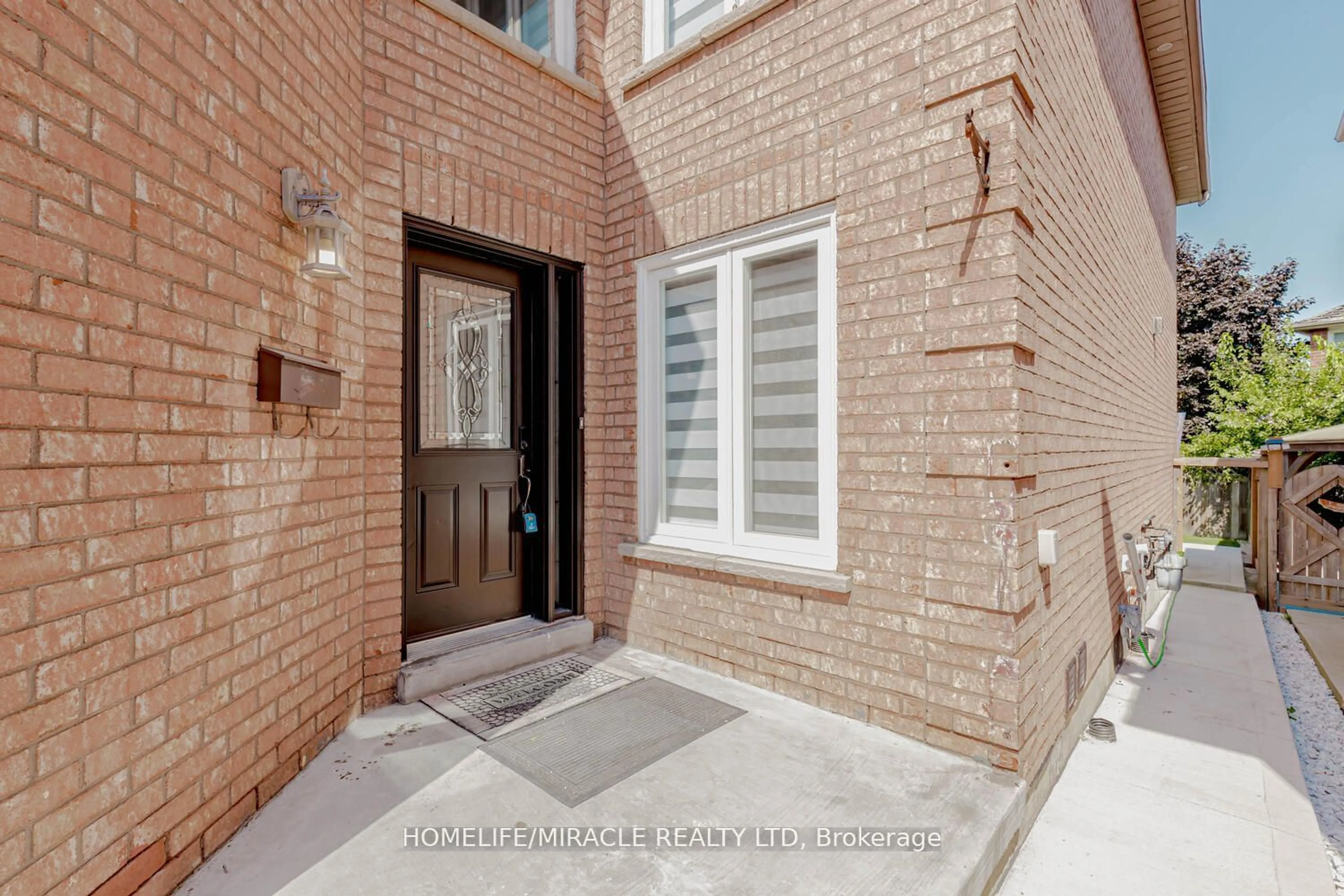 Home with brick exterior material for 44 Leatherhead Crt, Brampton Ontario L6S 5E8