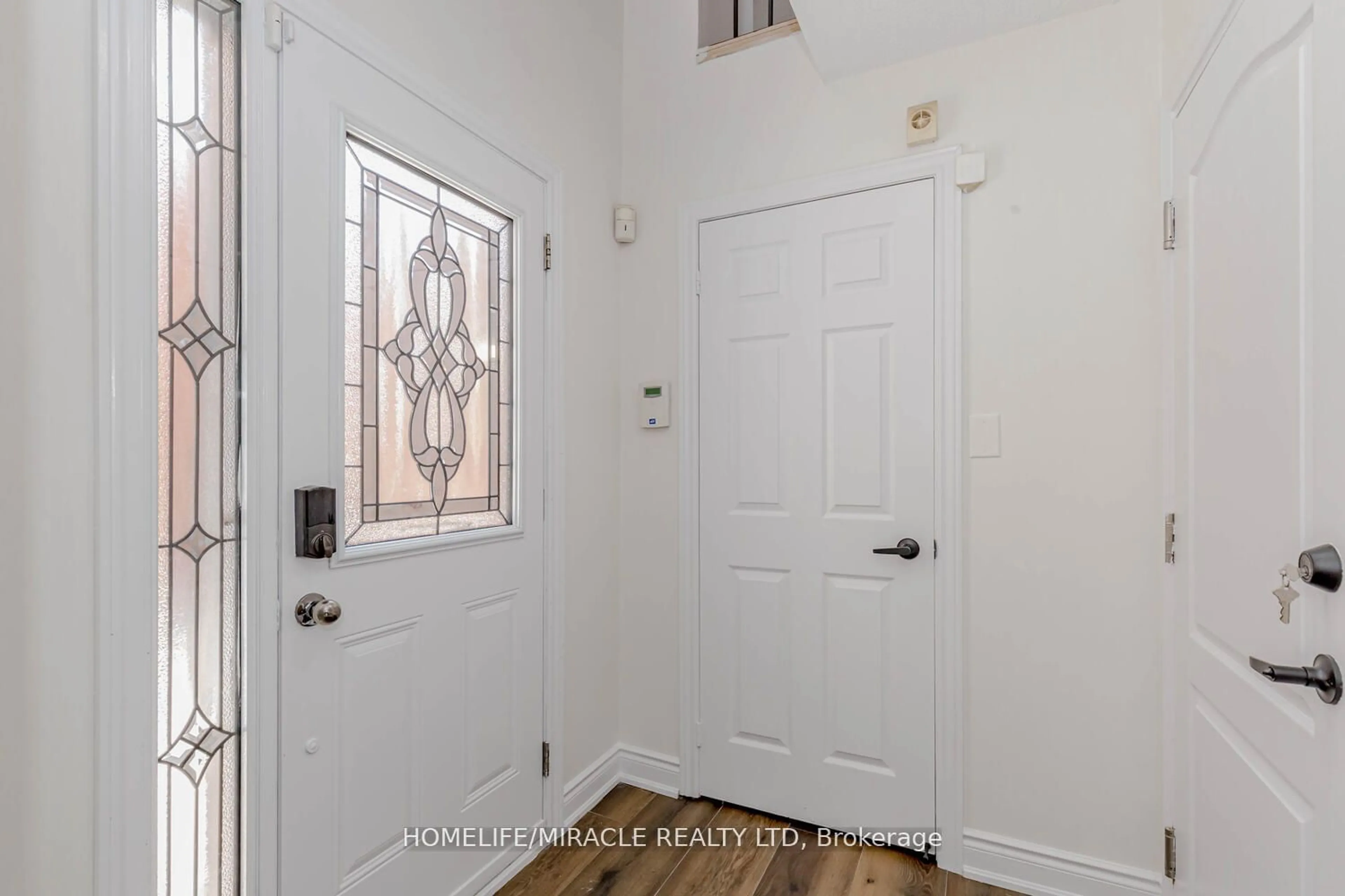 Indoor entryway, wood floors for 44 Leatherhead Crt, Brampton Ontario L6S 5E8